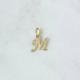 Dije Letra M Cursiva 0.5gr / 3/4 in / Oro Amarillo 18K ©