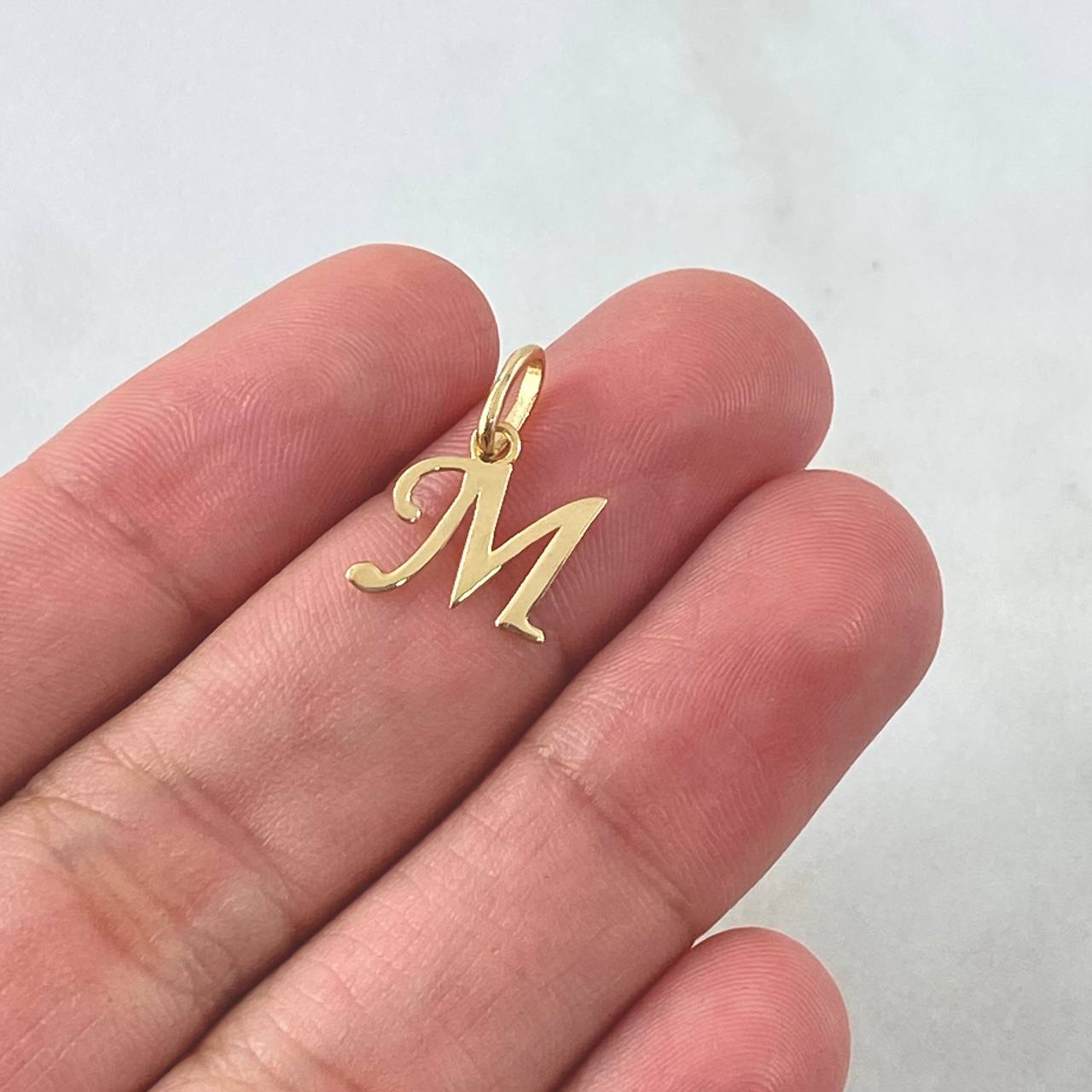 Dije Letra M Cursiva 0.5gr / 3/4 in / Oro Amarillo 18K ©
