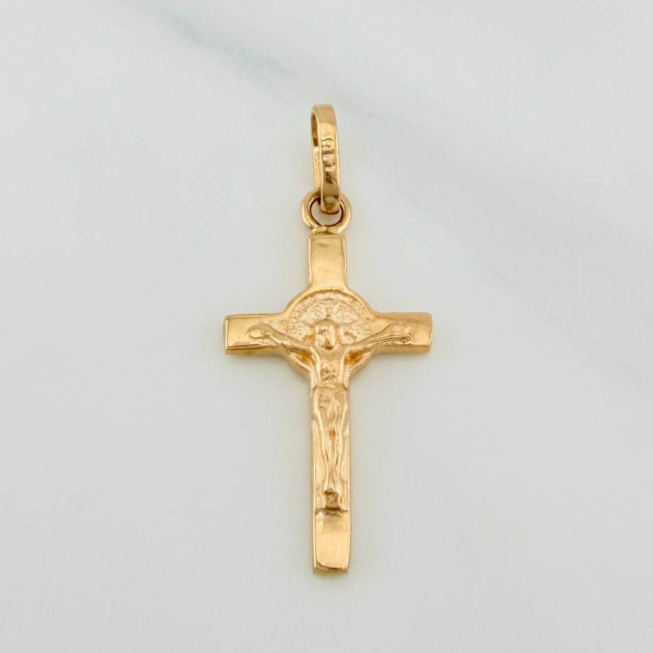 Dije Cruz Cristo San Benito 1.5gr / 1 in / Oro Amarillo 18K %
