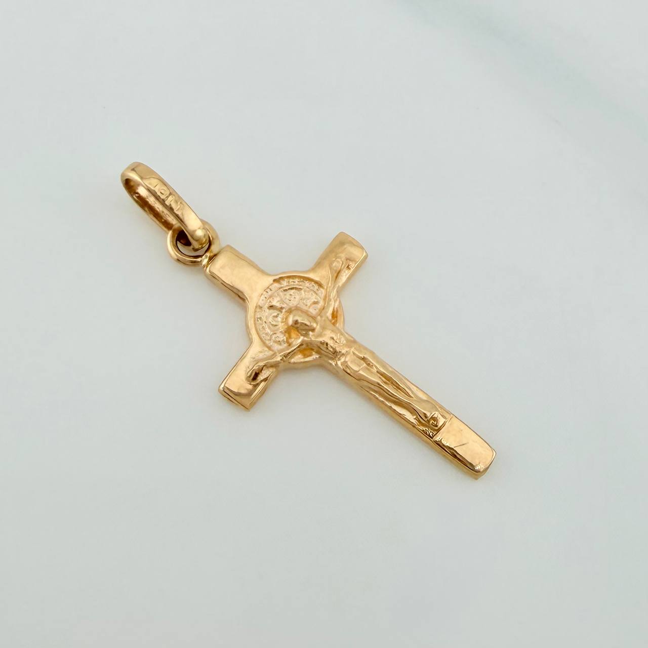 Dije Cruz Cristo San Benito 1.5gr / 1 in / Oro Amarillo 18K %