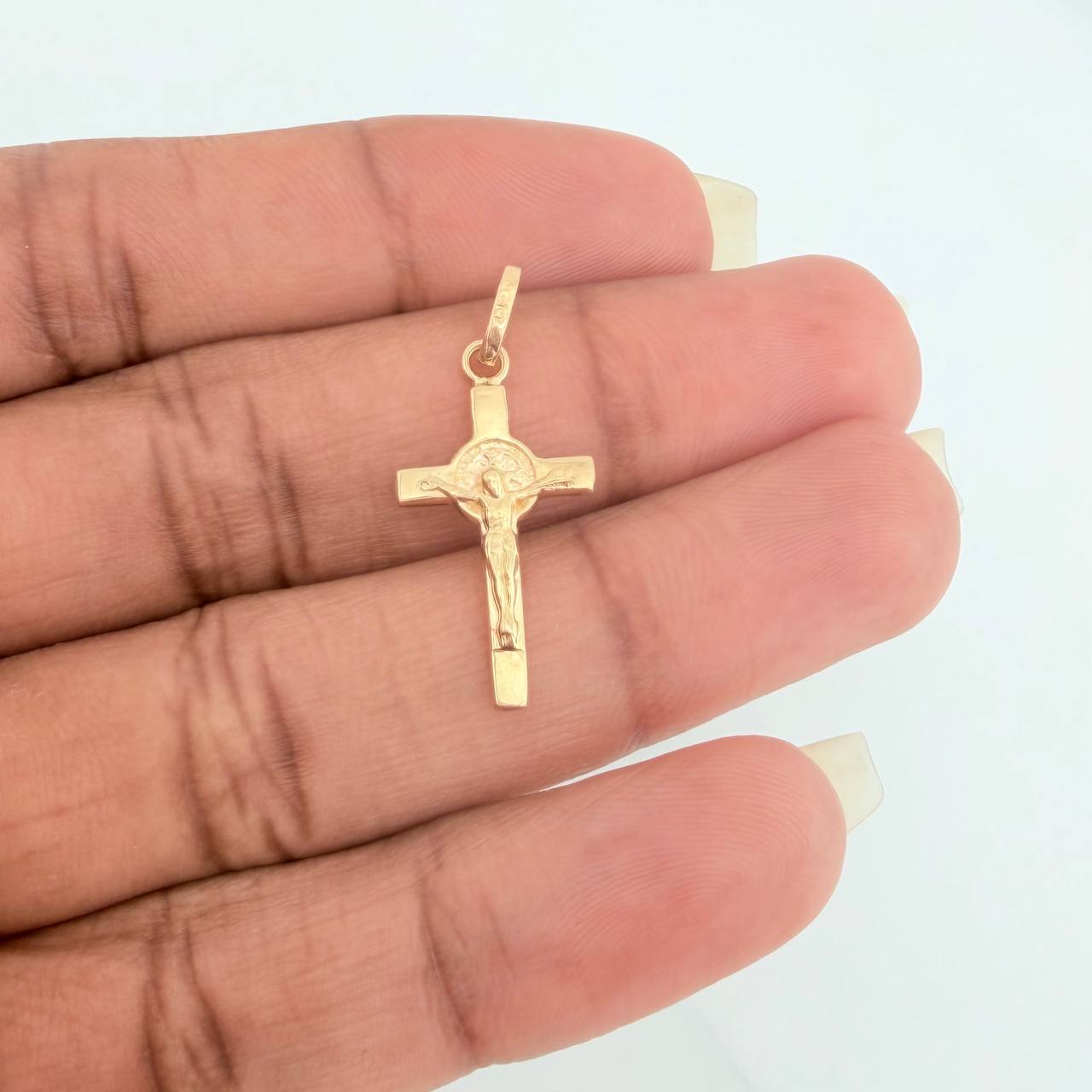 Dije Cruz Cristo San Benito 1.5gr / 1 in / Oro Amarillo 18K %
