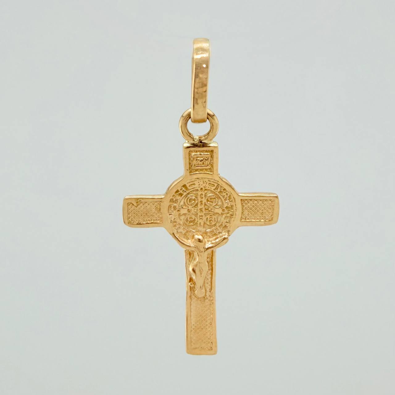 Dije Cruz Cristo San Benito 0.95gr / 1 in / Oro Amarillo 18K %