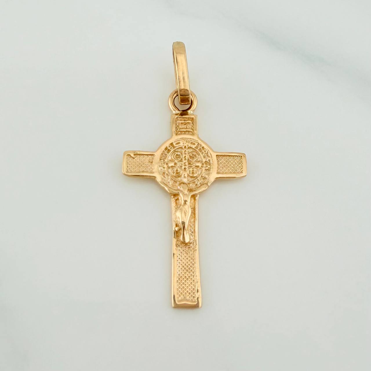 Dije Cruz Cristo San Benito 0.95gr / 1 in / Oro Amarillo 18K %