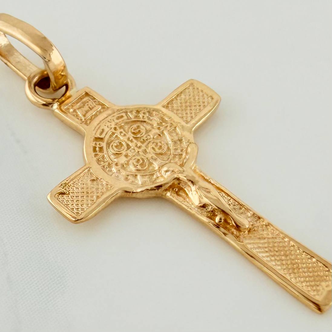 Dije Cruz Cristo San Benito 0.95gr / 1 in / Oro Amarillo 18K %