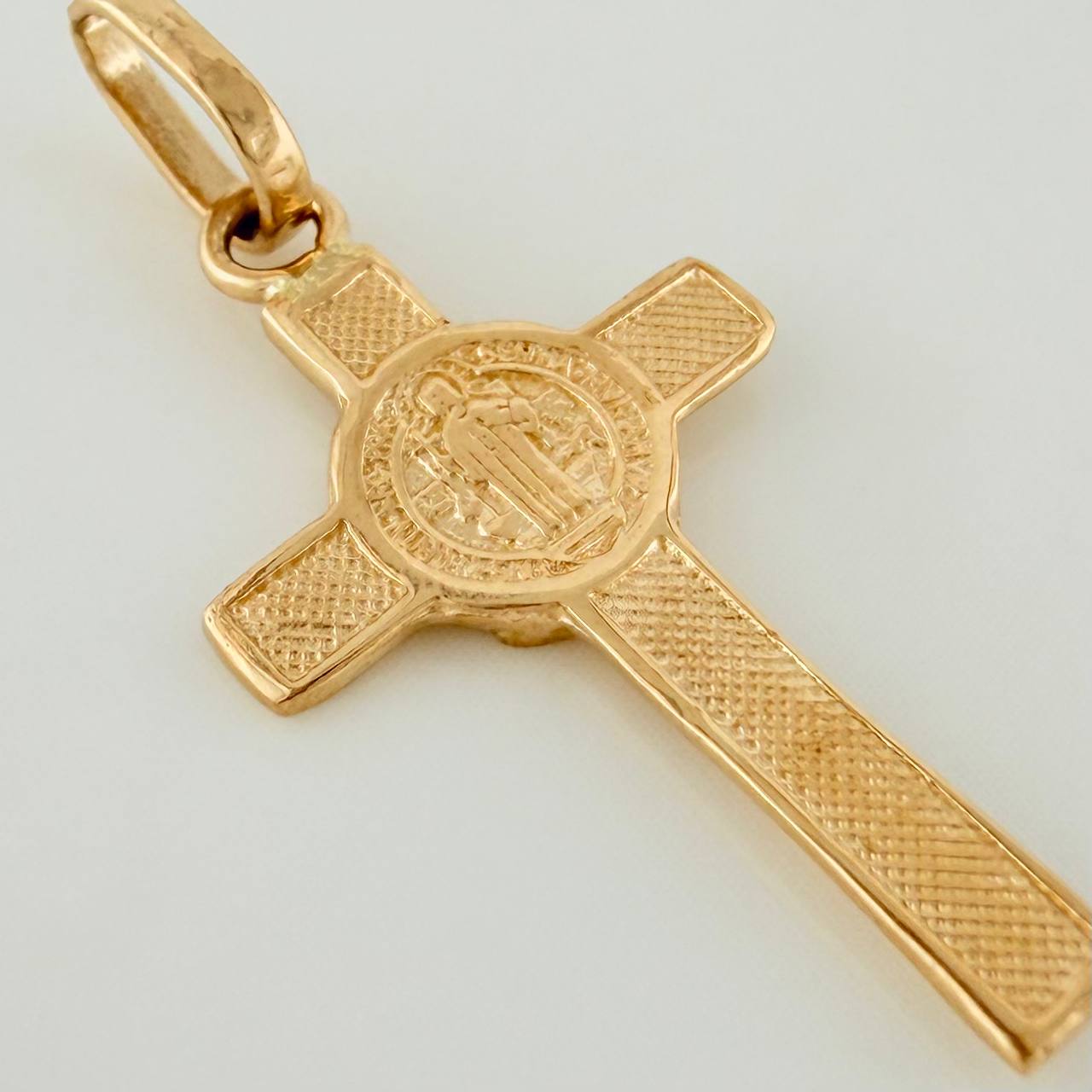 Dije Cruz Cristo San Benito 0.95gr / 1 in / Oro Amarillo 18K %