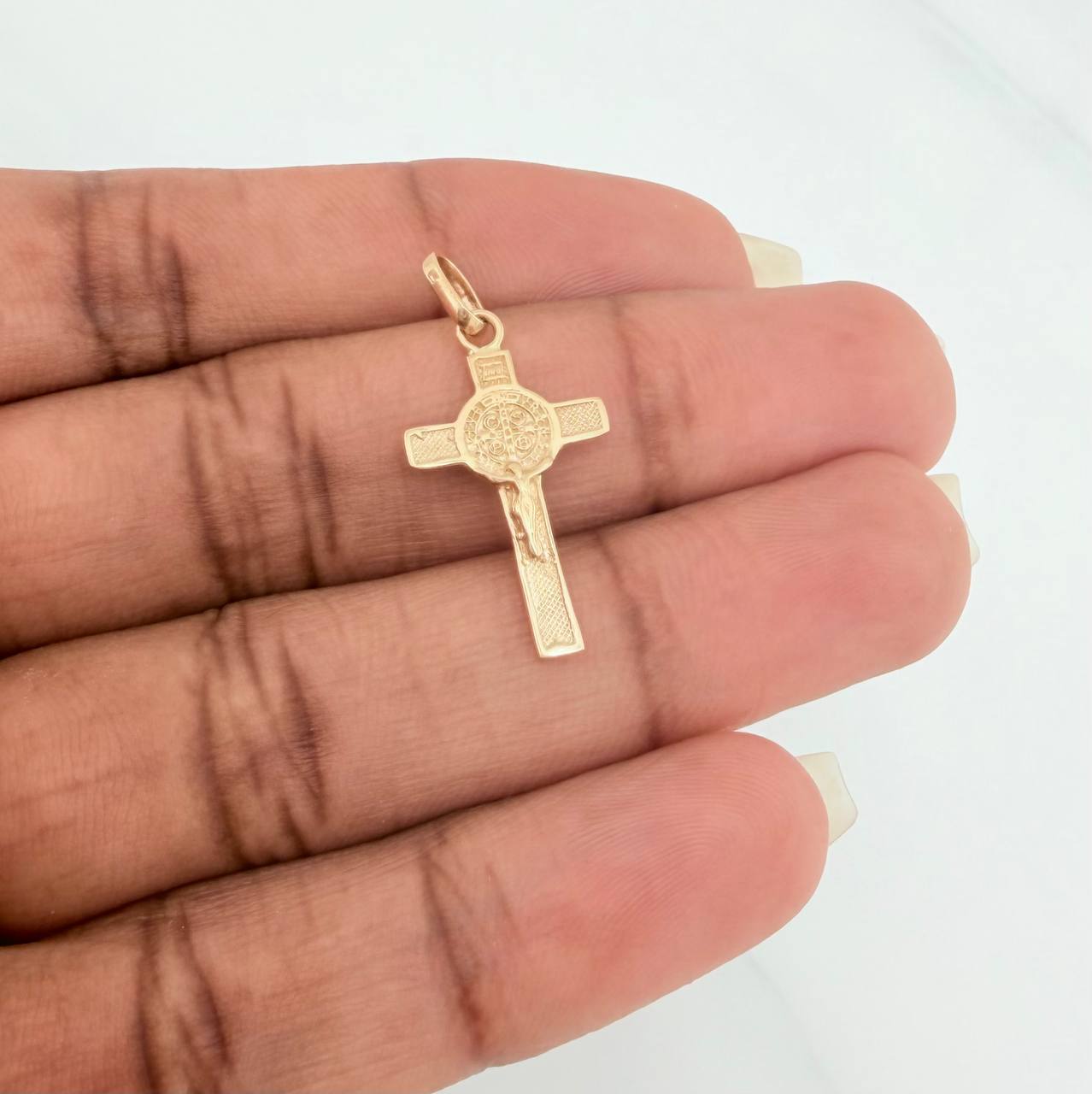 Dije Cruz Cristo San Benito 0.95gr / 1 in / Oro Amarillo 18K %