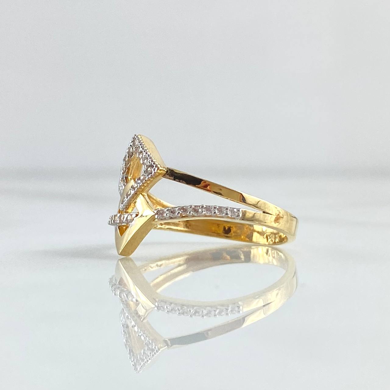 Super Set Square Ring 2.9gr / Size 7 1/2 / White Zircons 18K Yellow Gold ©