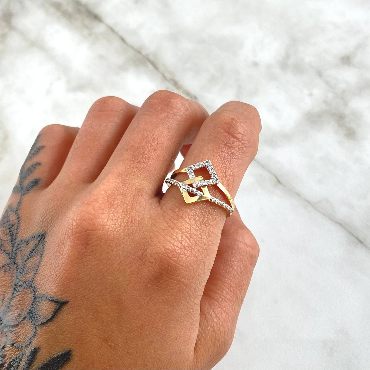 Super Set Square Ring 2.9gr / Size 7 1/2 / White Zircons 18K Yellow Gold ©