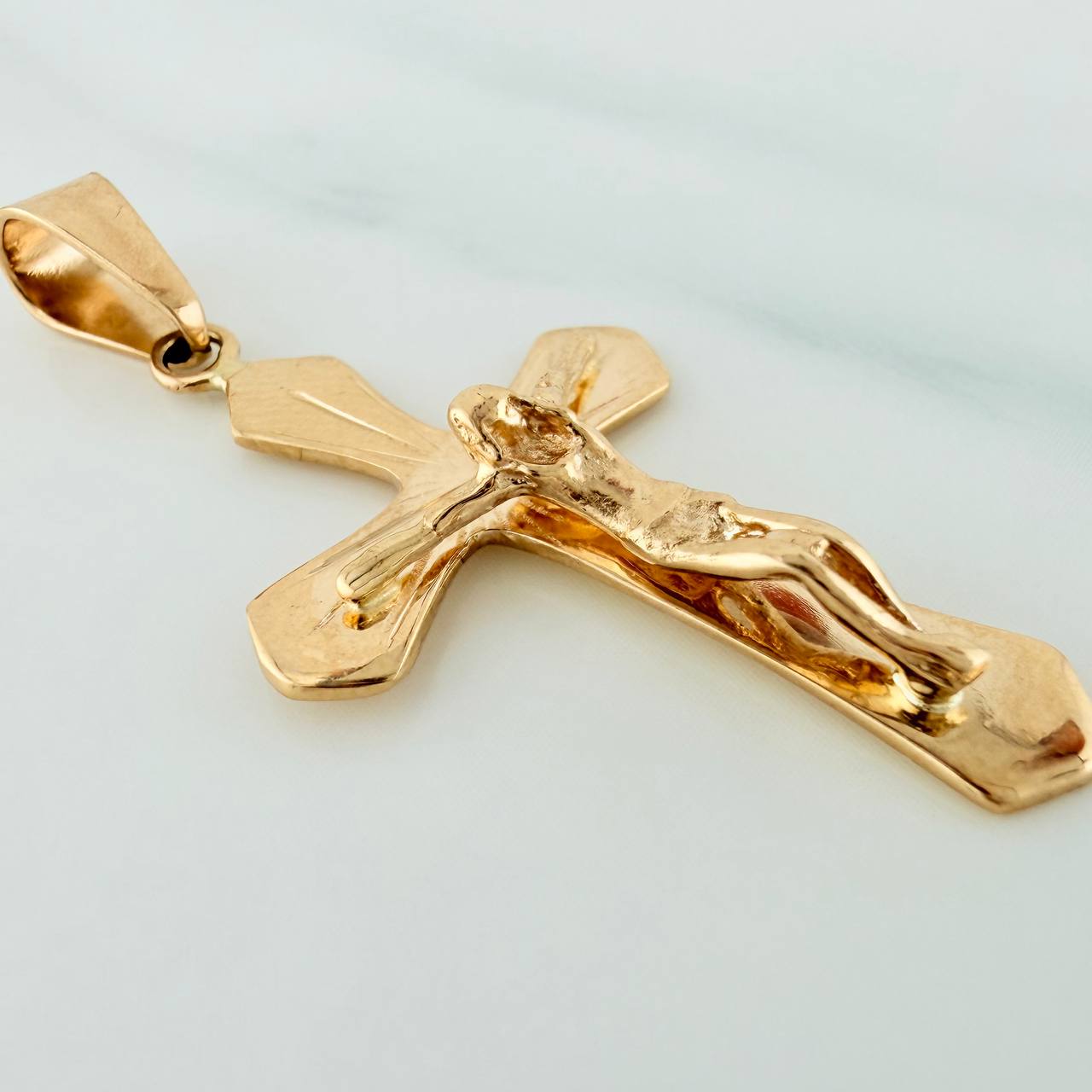 Dije Cruz Cristo 2.75gr / 1 1/2 in / Oro Amarillo 18K %