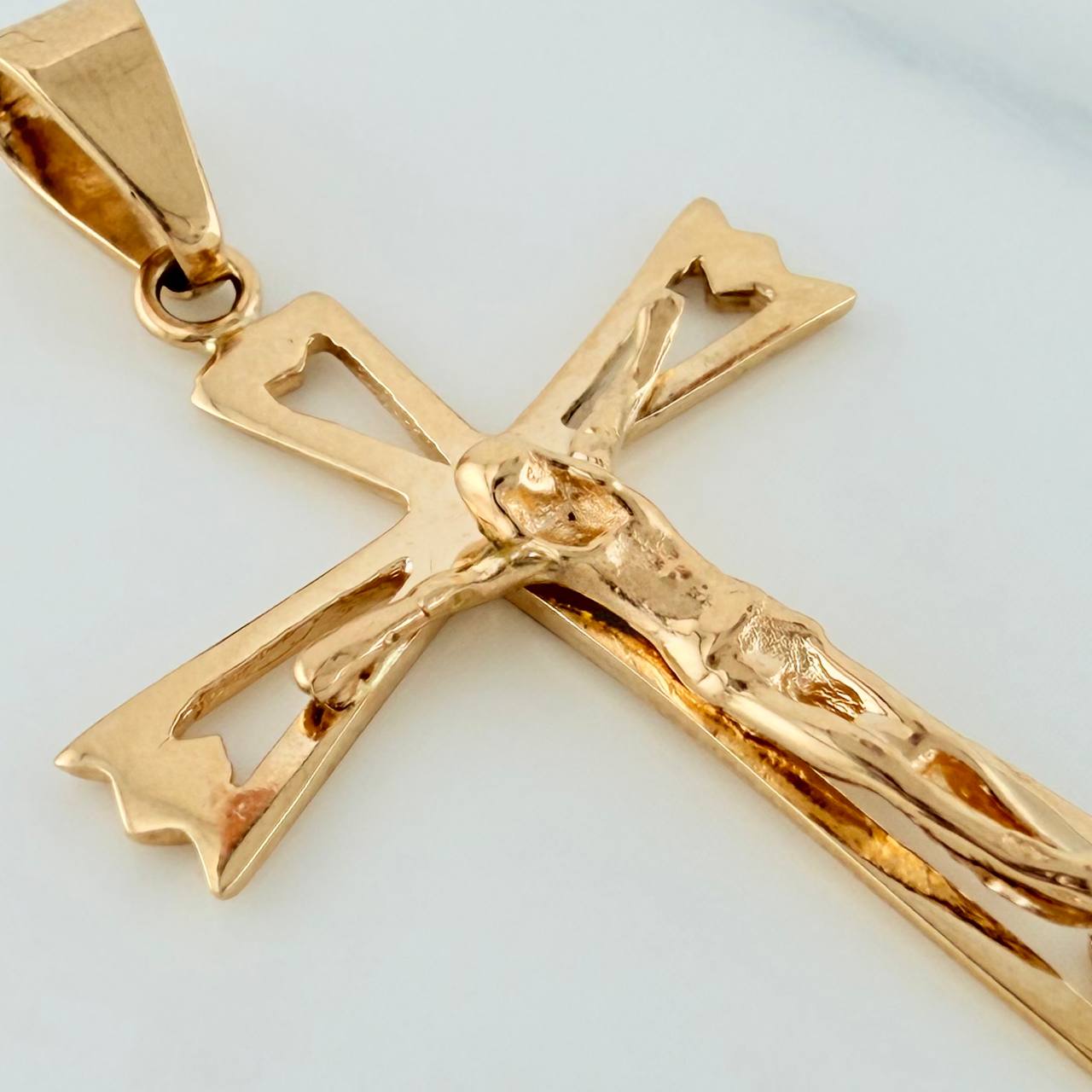 Dije Cruz Cristo 2.55gr / 1 1/2 in / Oro Amarillo 18K %