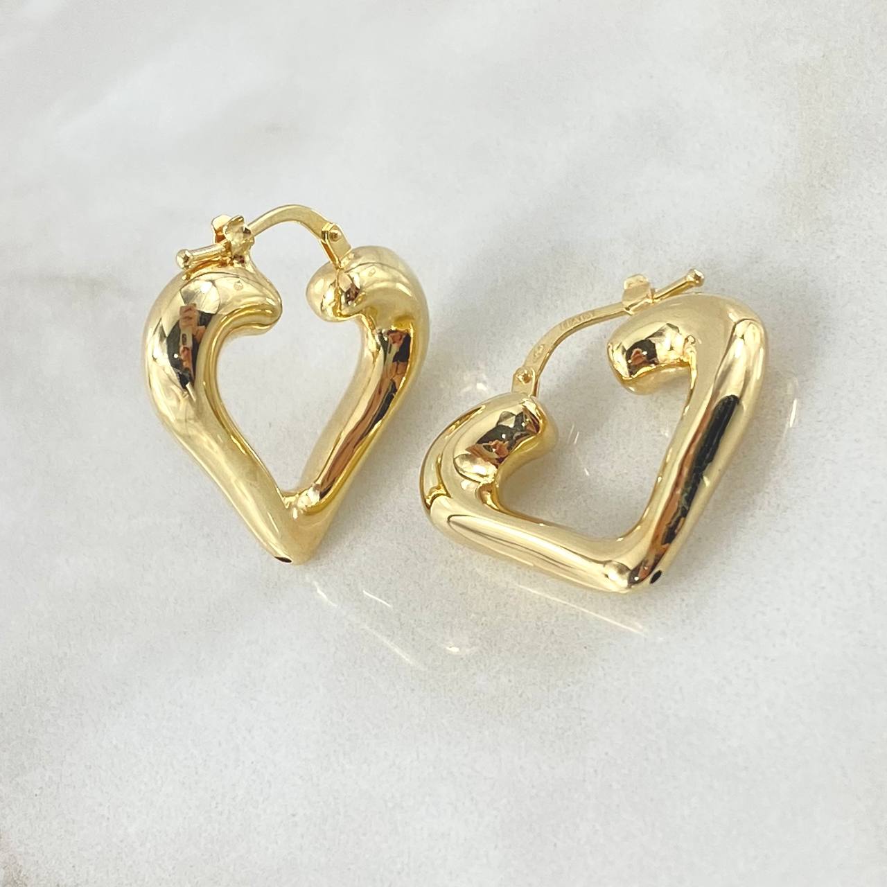Hoop Earrings Flirty Heart Silhouette 2.85gr / 1.0in / 18K Gold +4©