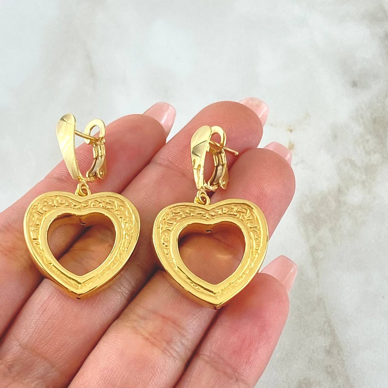 Hoop Earrings Engraved Heart Silhouette 5.9gr / 1.5in / 18K Gold +4©