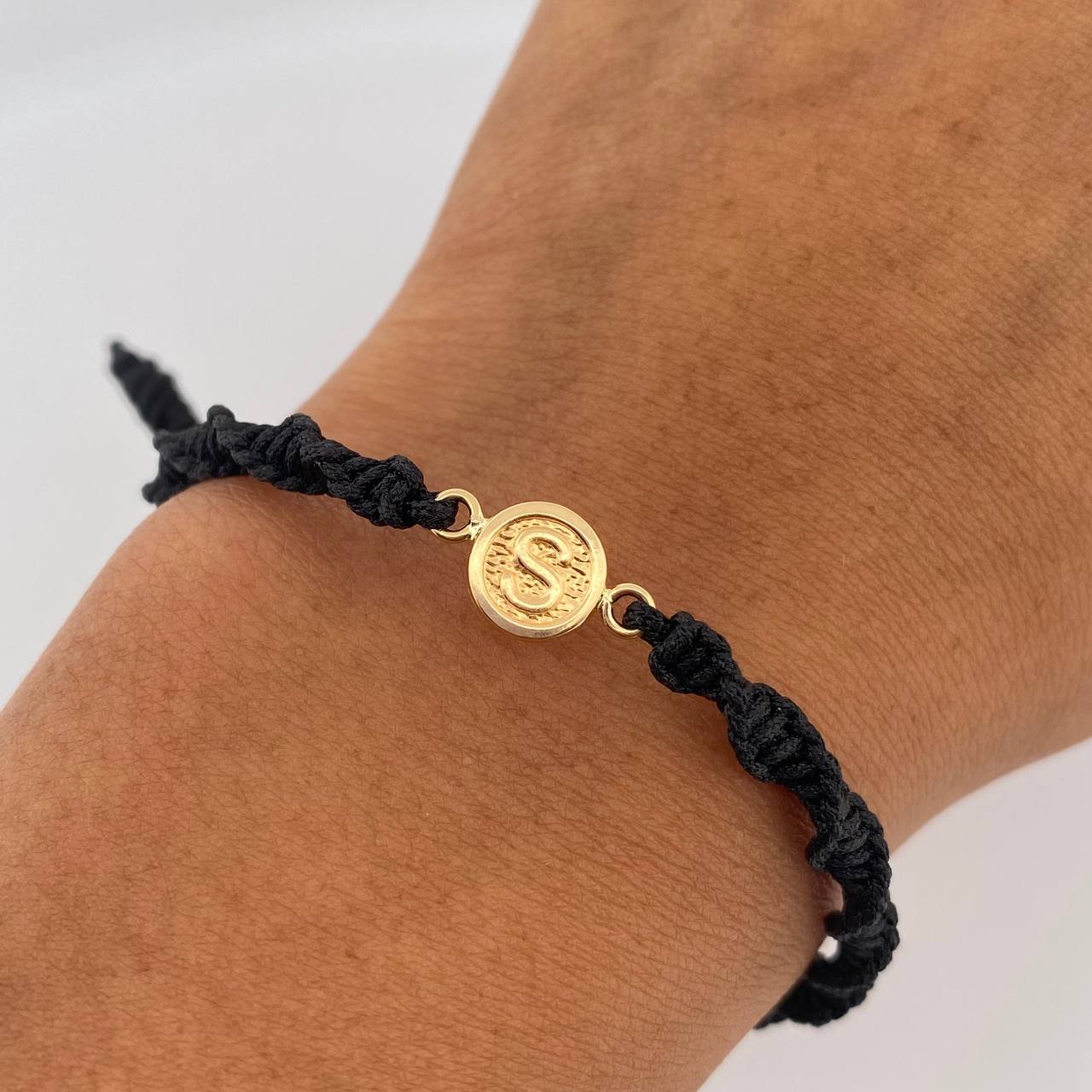 Pulsera Negra Herraje Letra S 0.4gr / Troquelado Oro Amarillo 18K &