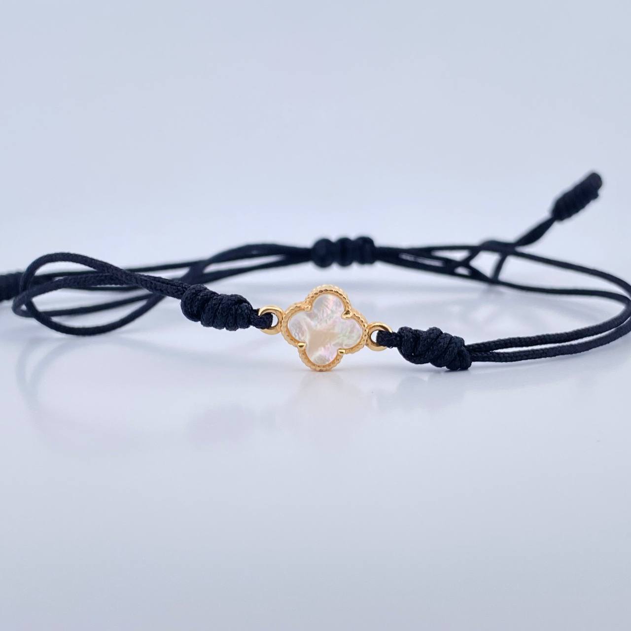 Pulsera Negra Herraje Trebol 0.45gr / Nacar Blanco Oro Amarillo 18K &