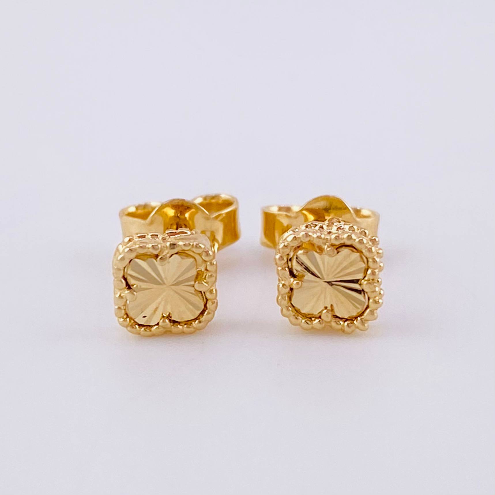 Topos Trebol Diamantado 1.2 g / in / 5.4 mm Oro Amarillo 18K