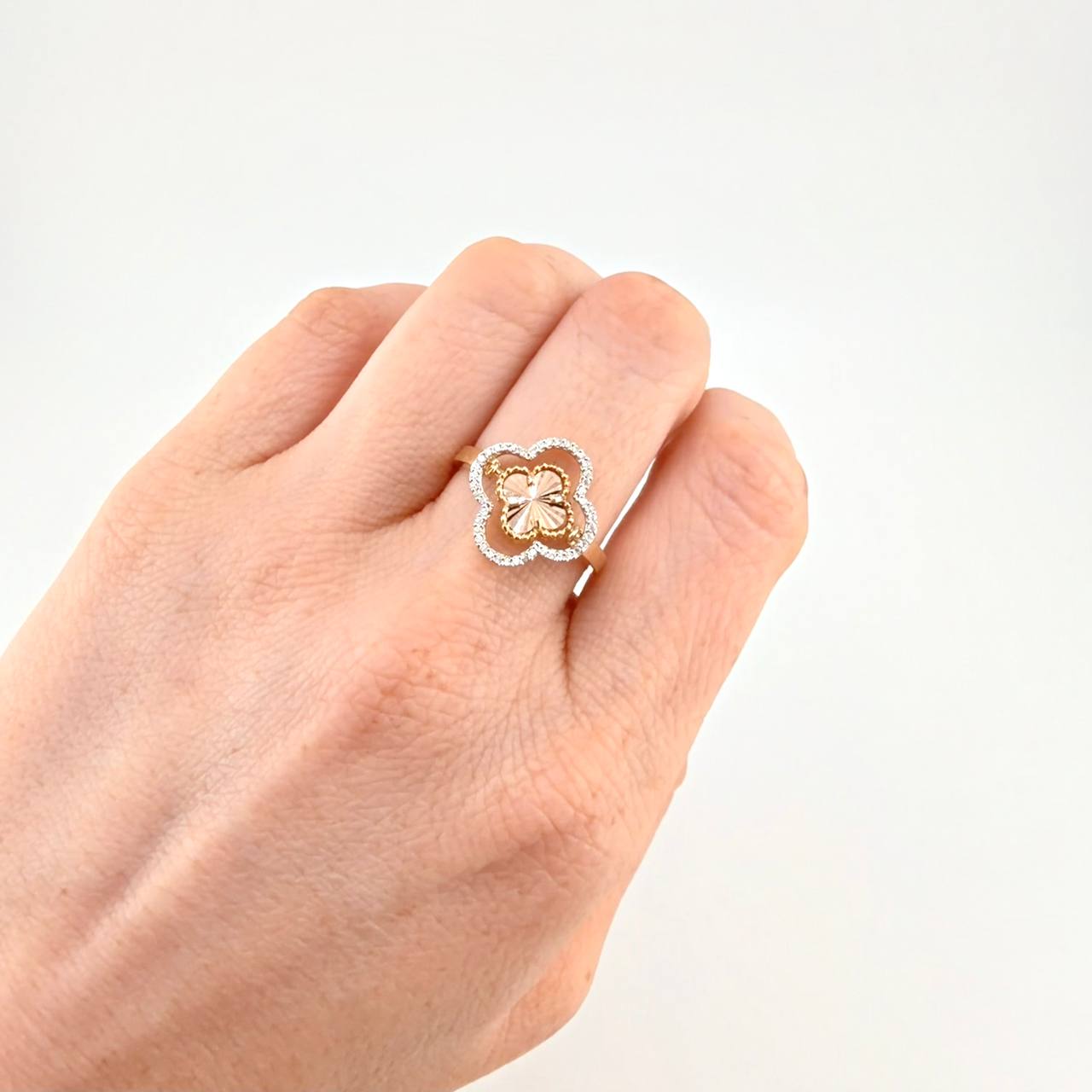 Anillo Trébol Móvil 3.8 g / T7 3/4 Tres Oros 18K