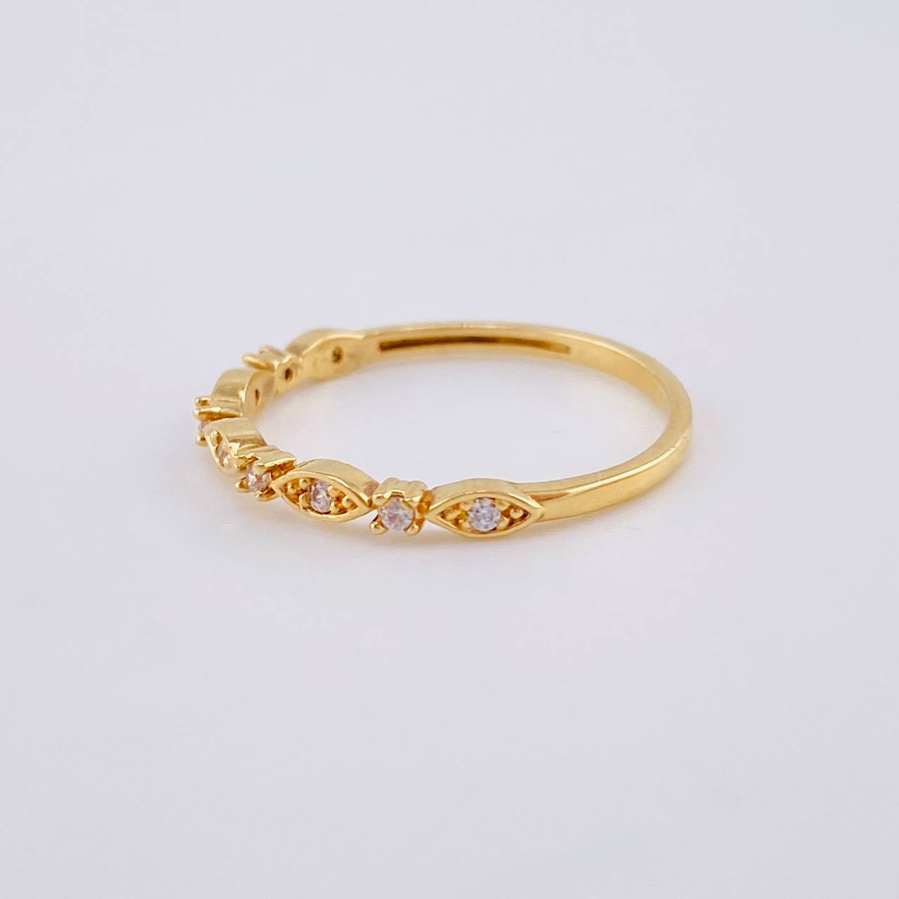 Anillo Linea De Ojos Con Chispa 1.4 g / T7 3/4 Oro Amarillo 18K