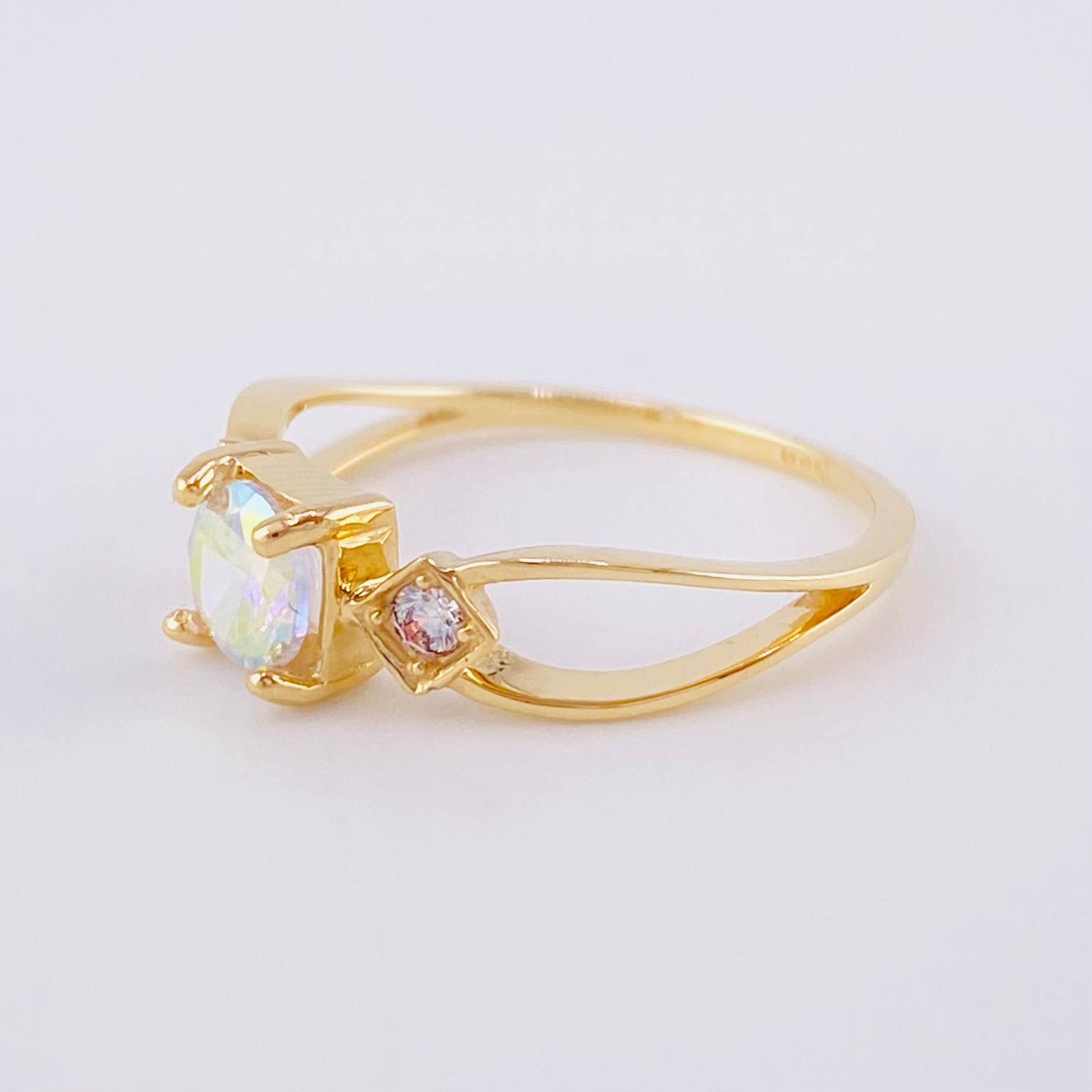 Solitaire Ring with Side Rhombuses 1.95 g / T5 3/4 Yellow Gold 18K