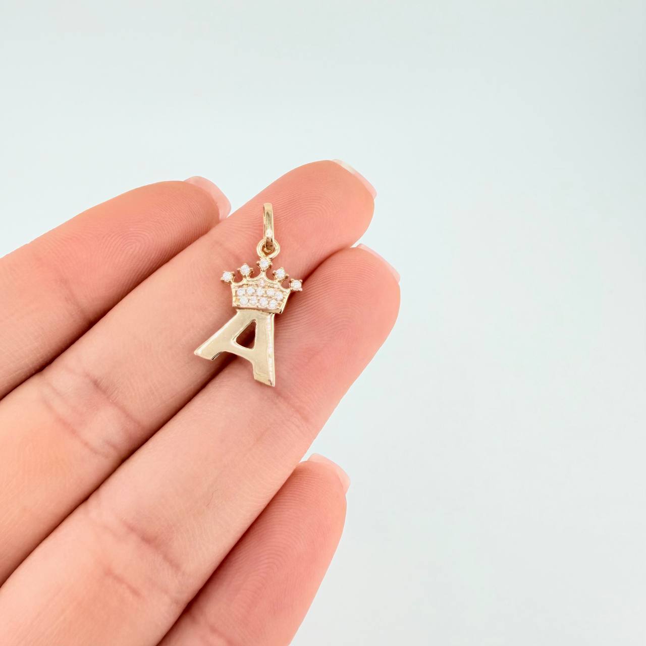 Dije Corona Letra A 0.8 g / 3/4 in Oro Amarillo 18K