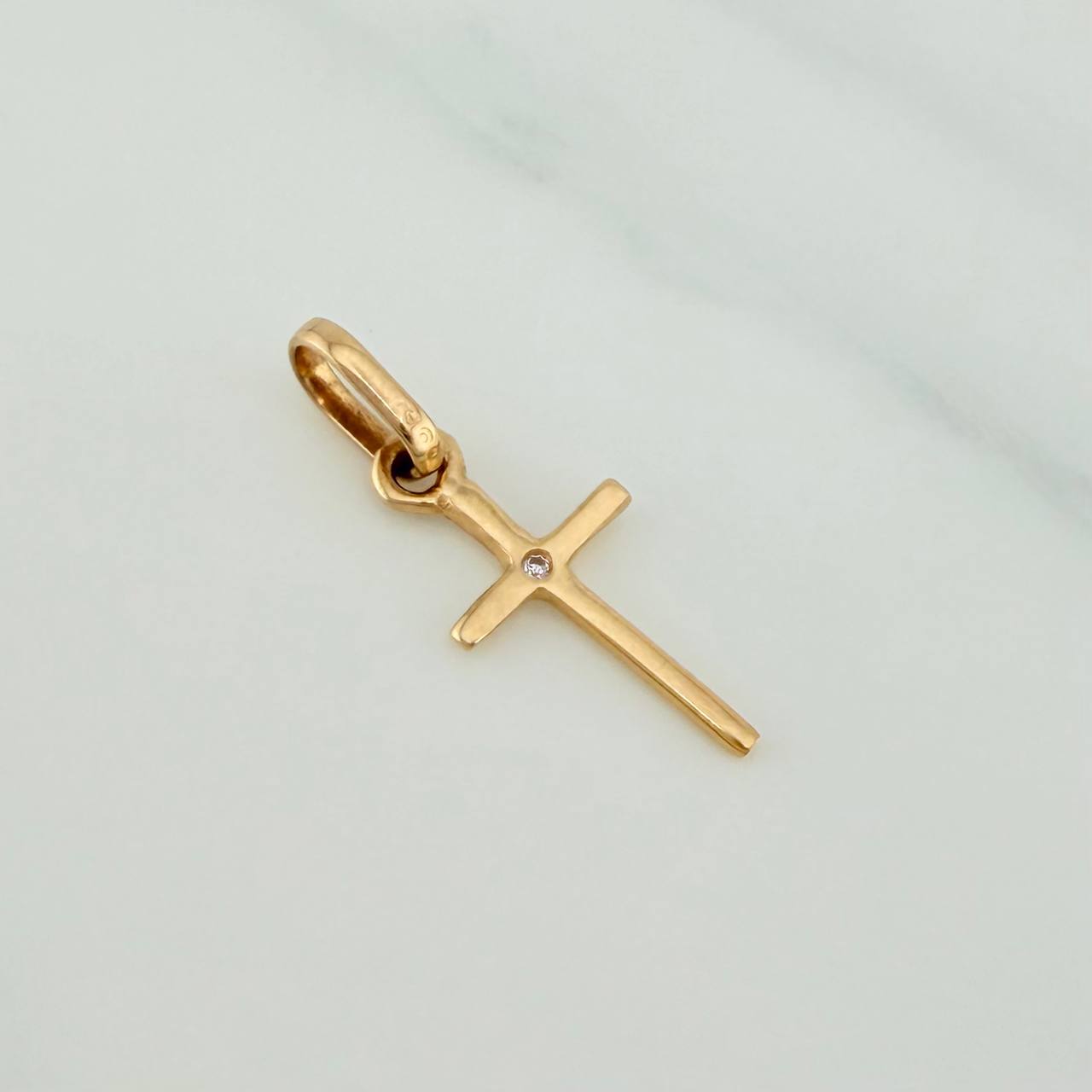 Dije Cruz 0.45gr / 3/4 in / Oro Amarillo 18K &