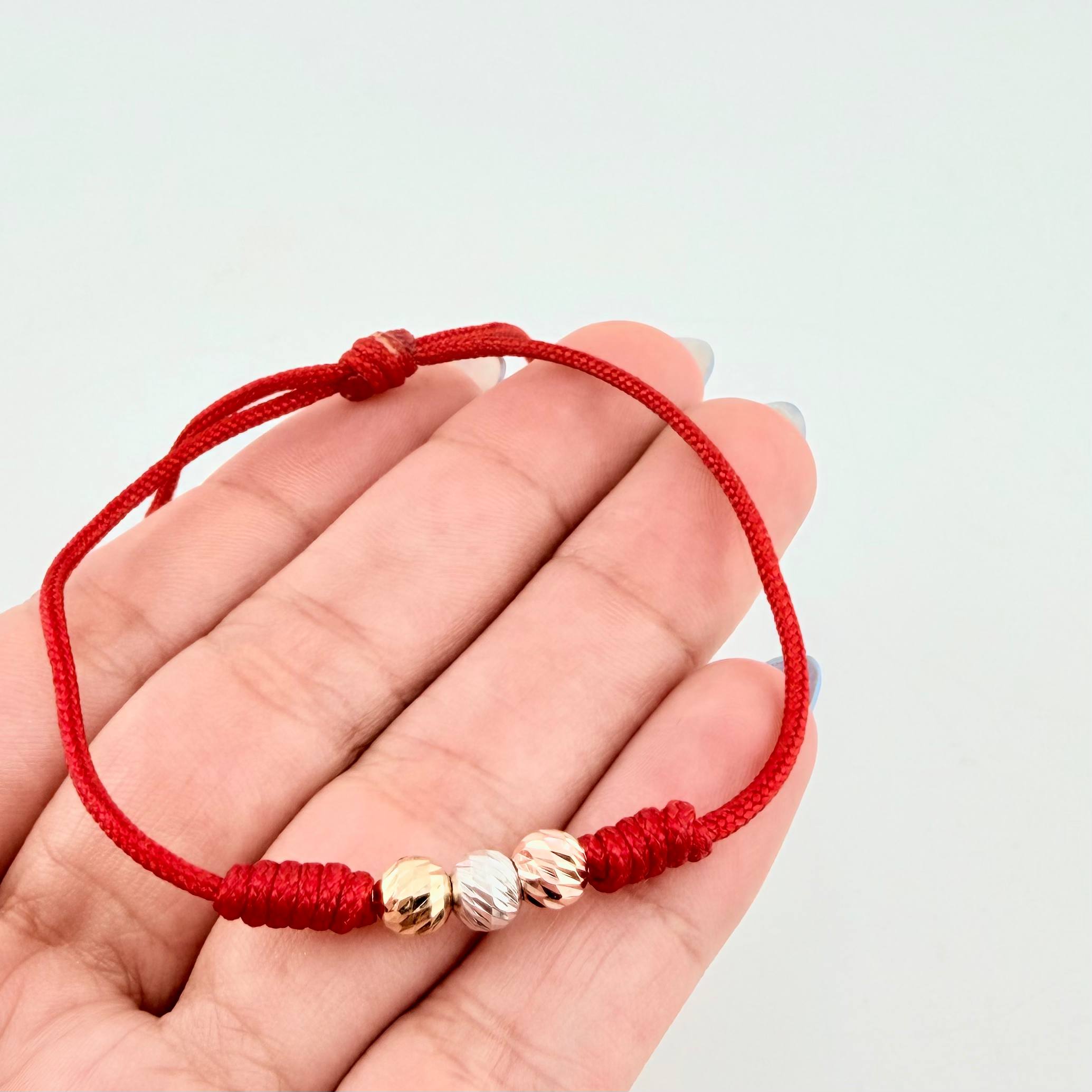 Pulsera Roja Trío Bolas 3und / 5mm Tres Oros 18K  (A.C)