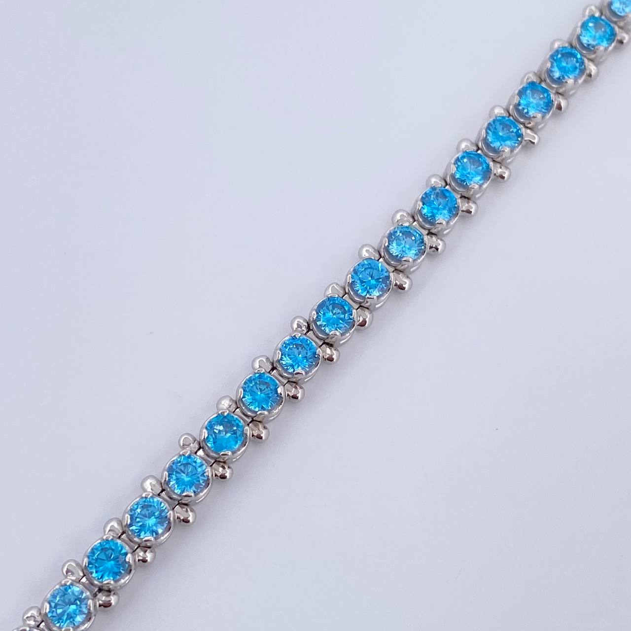 Pulso Tenis 16.85gr / 20.3cm / 4.7mm Circones Azules Oro Blanco 18K $
