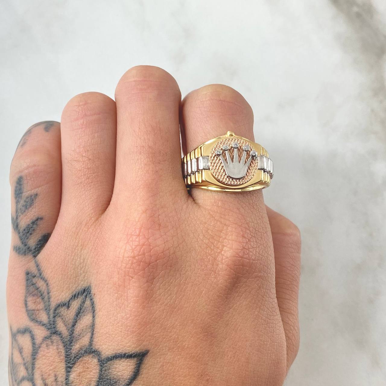 Anillo Correa Corona 7.25gr / T11 / Tres Oros 18K ©