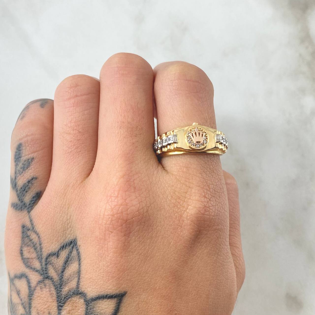 Crown Strap Ring 5.15gr / Size 6 3/4 / Three 18K Golds ©