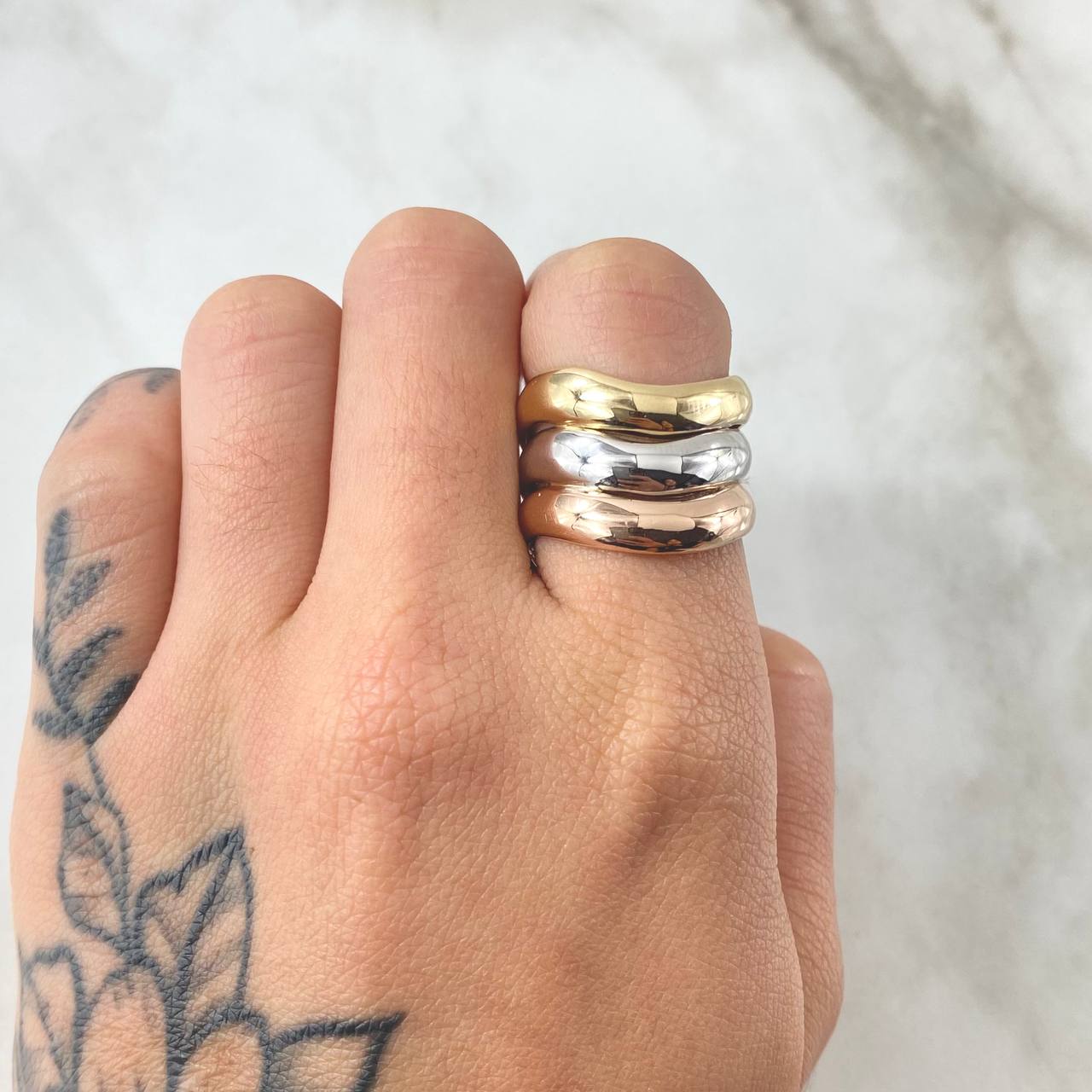 Trio Bulky Tracks Ring 7.05gr / Size 7 1/2 / Three 18K Golds ©