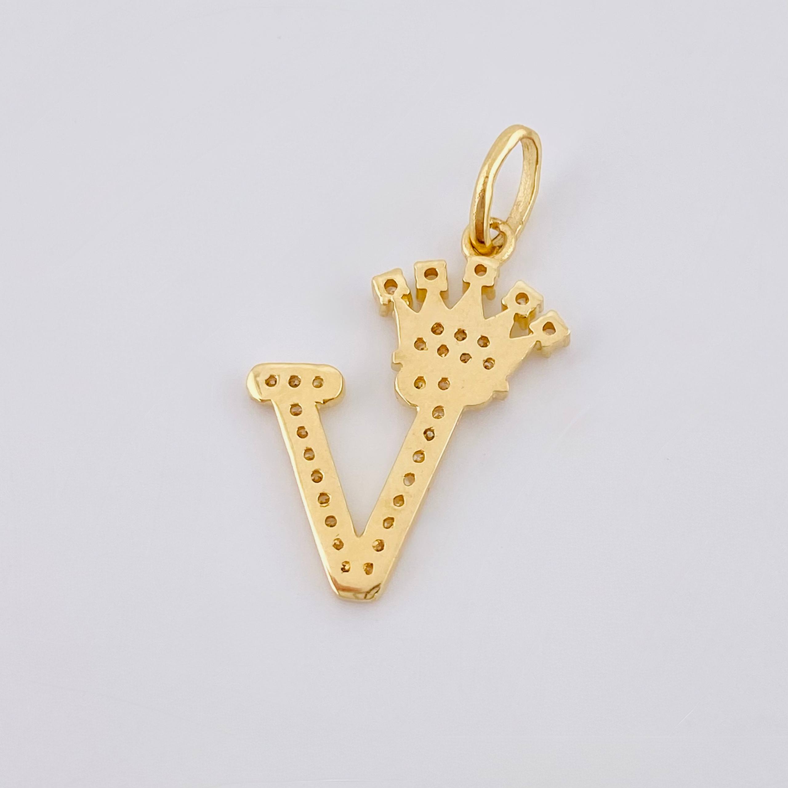 Dije Corona Letra V 1.7gr / 1 in / Oro Amarillo 18K