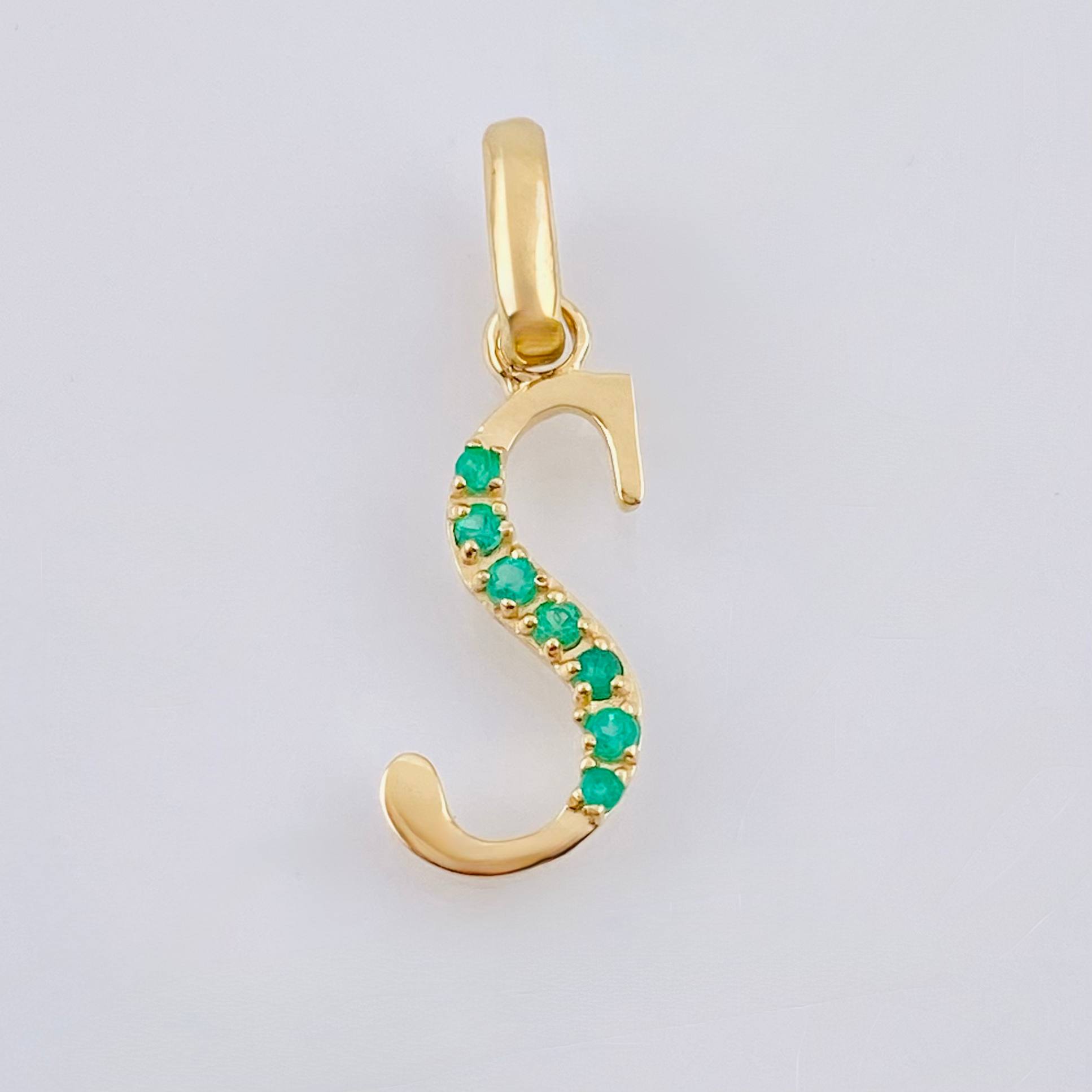 Dije Letra S Esmeraldas 11pts 0.6gr / 3/4 in / Oro Amarillo 18K ©