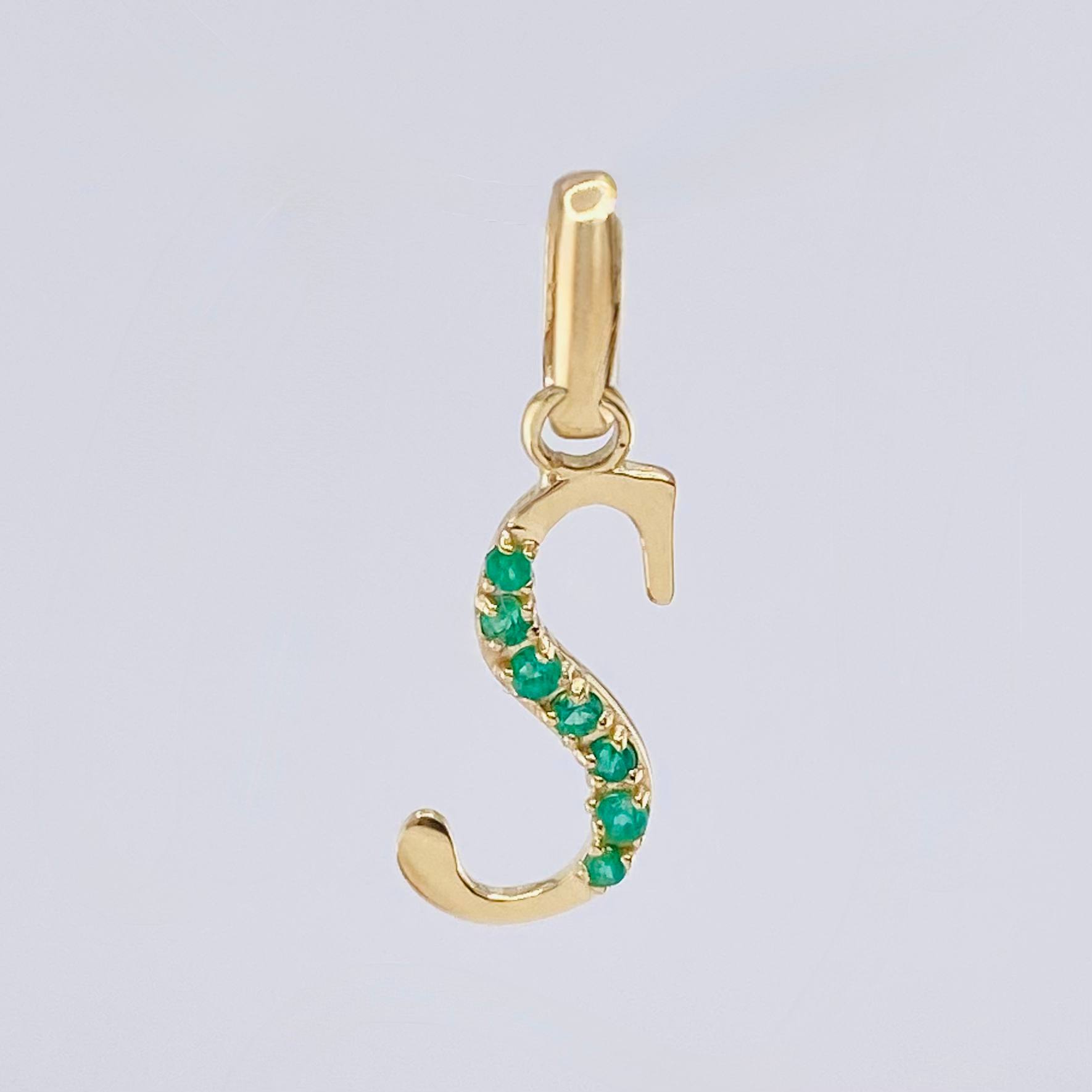 Dije Letra S Esmeraldas 11pts 0.6gr / 3/4 in / Oro Amarillo 18K ©