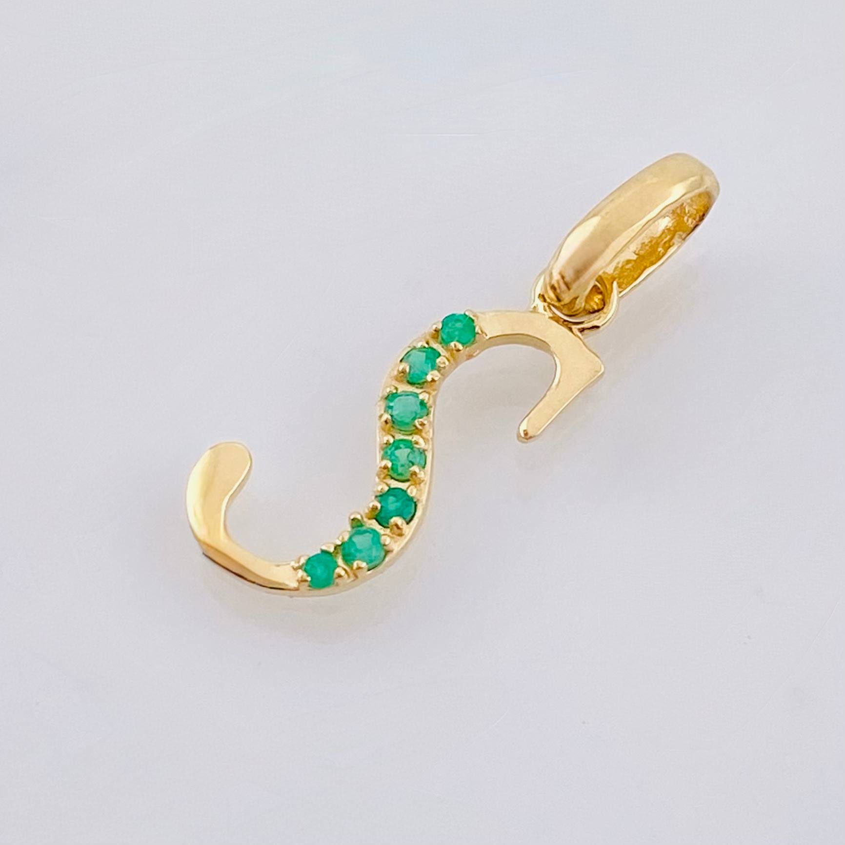 Dije Letra S Esmeraldas 11pts 0.6gr / 3/4 in / Oro Amarillo 18K ©