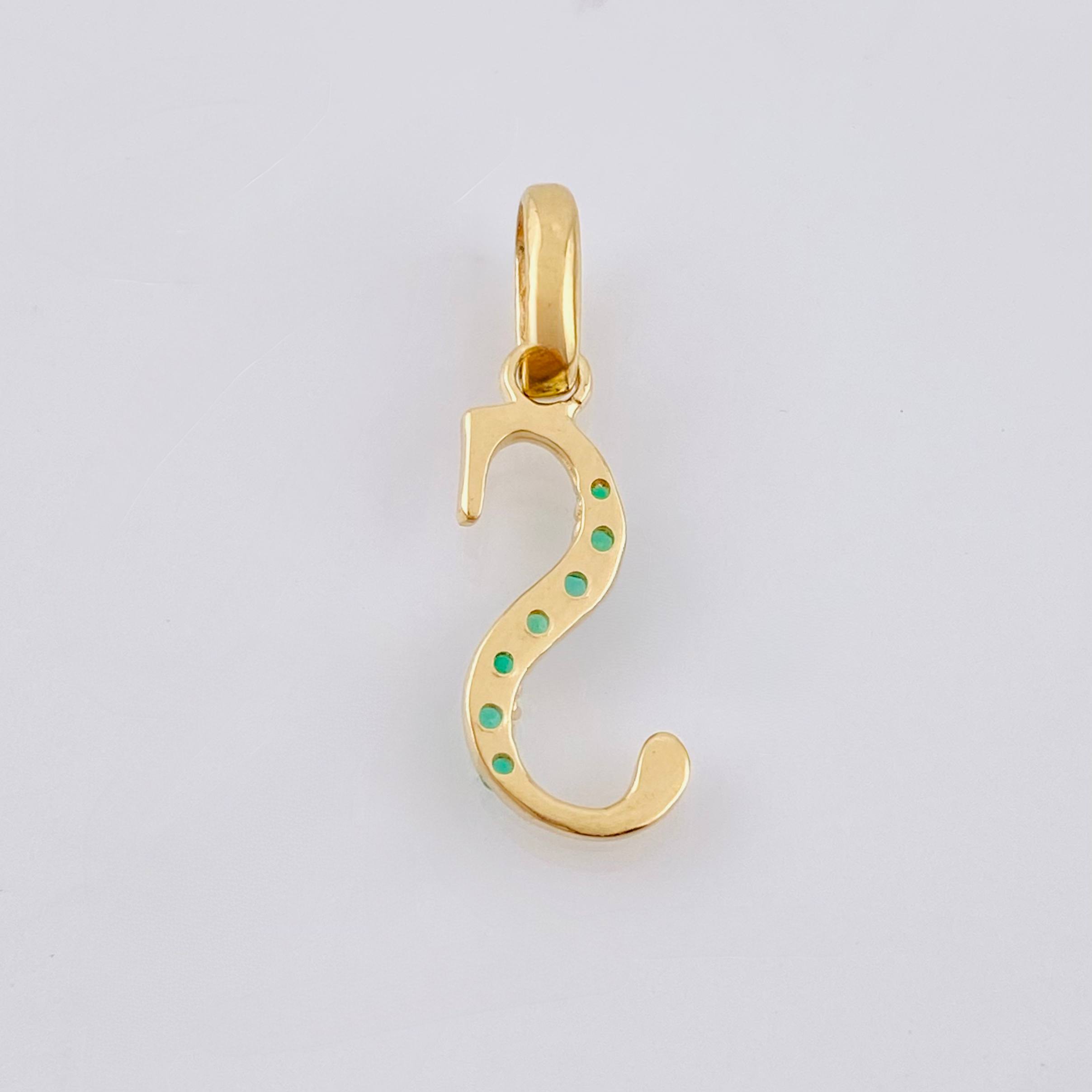 Dije Letra S Esmeraldas 11pts 0.6gr / 3/4 in / Oro Amarillo 18K ©