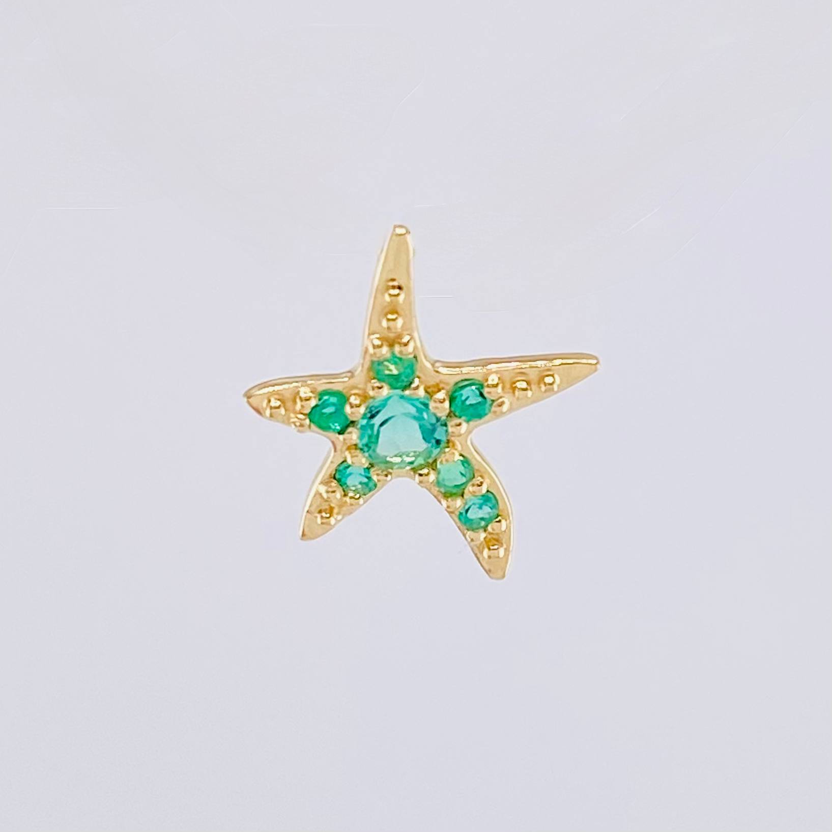 Dije Estrella De Mar Esmeraldas 20pts 0.8gr / 1/2 in / Oro Amarillo 18K ©