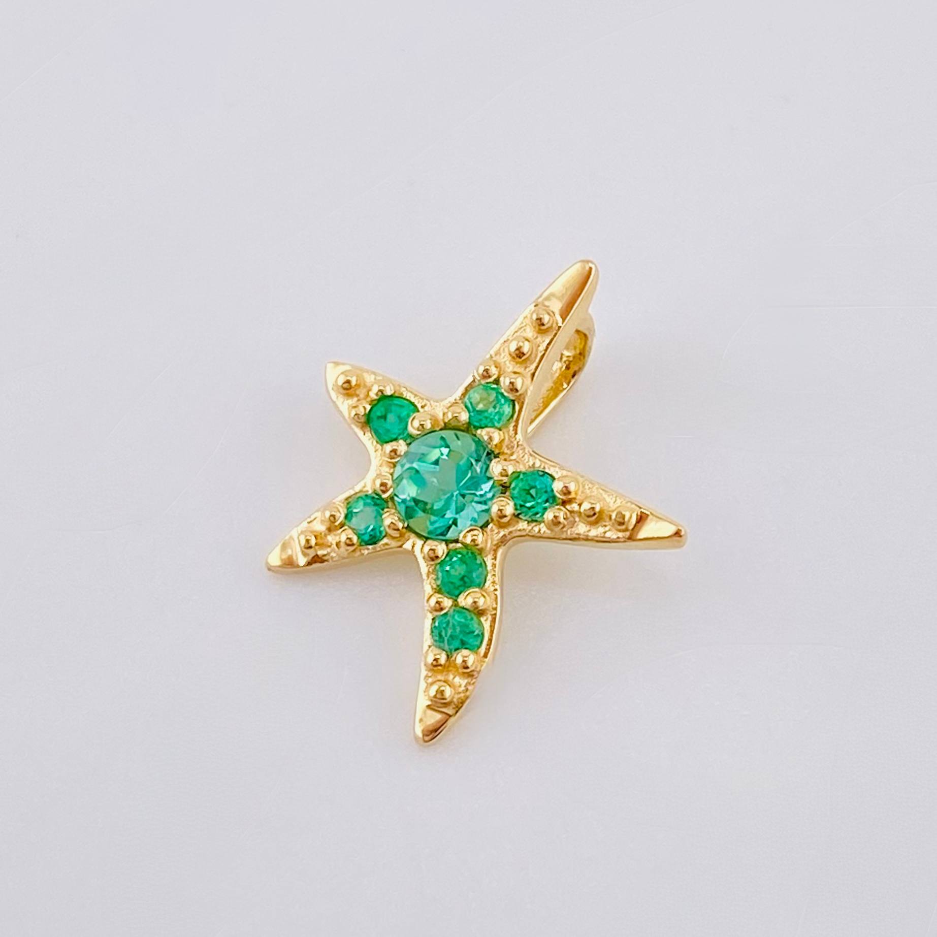 Dije Estrella De Mar Esmeraldas 20pts 0.8gr / 1/2 in / Oro Amarillo 18K ©