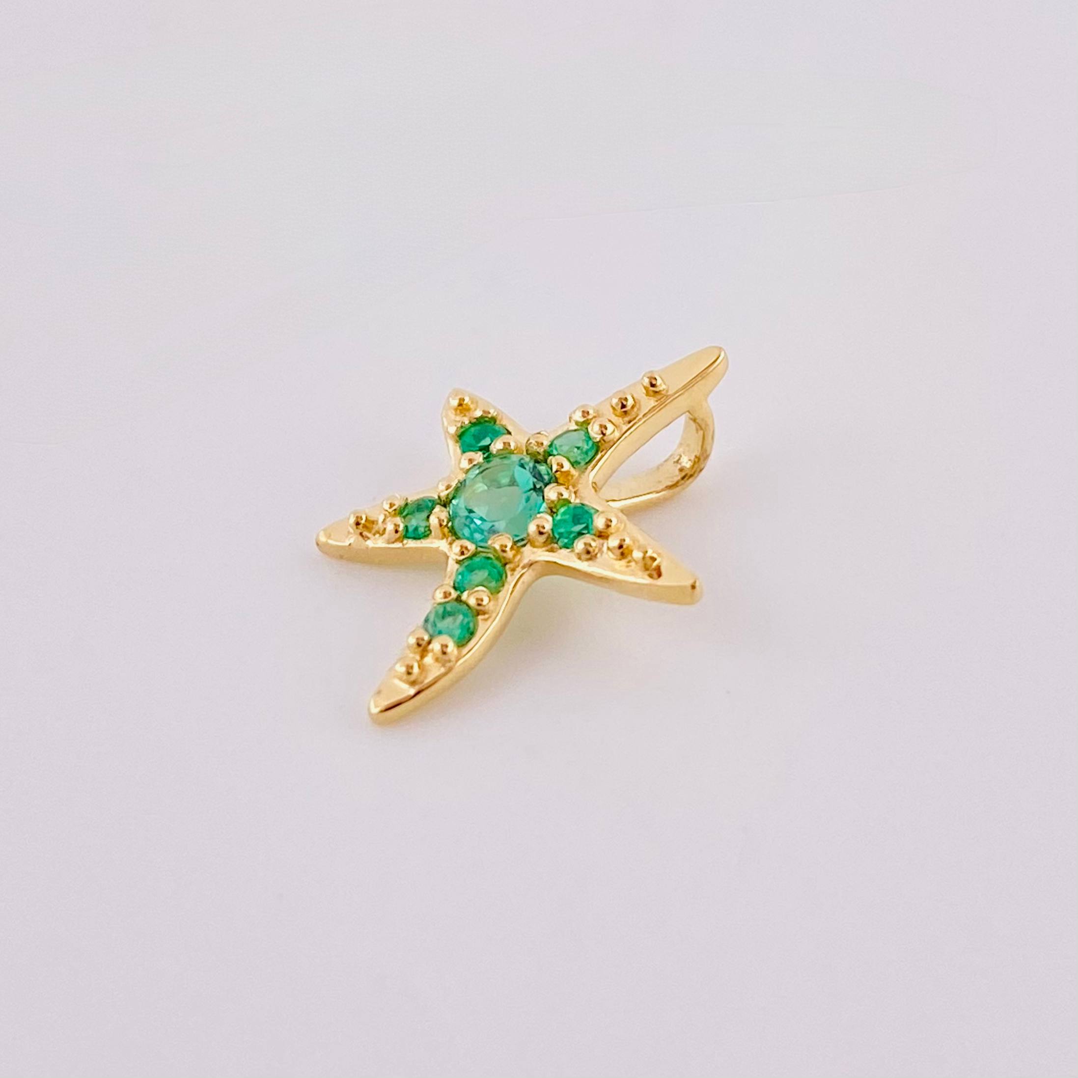 Dije Estrella De Mar Esmeraldas 20pts 0.8gr / 1/2 in / Oro Amarillo 18K ©