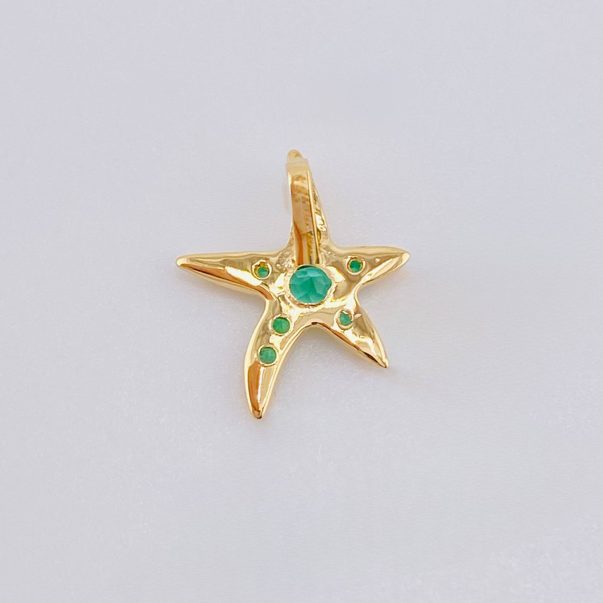 Dije Estrella De Mar Esmeraldas 20pts 0.8gr / 1/2 in / Oro Amarillo 18K ©