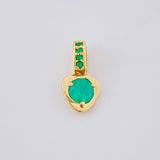 Dije Espiral Triangular Esmeraldas 35pts 0.8gr / 1/2 in / Oro Amarillo 18K ©