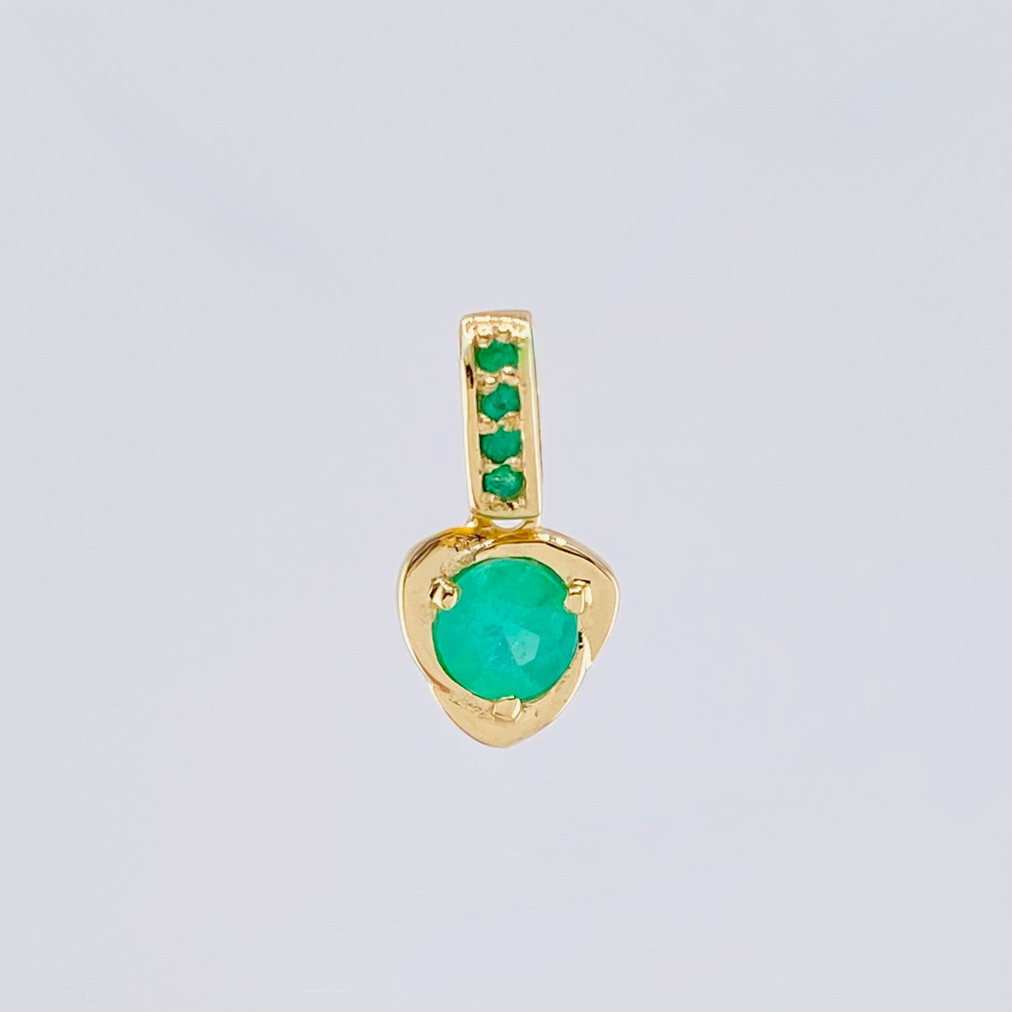 Dije Espiral Triangular Esmeraldas 35pts 0.8gr / 1/2 in / Oro Amarillo 18K ©