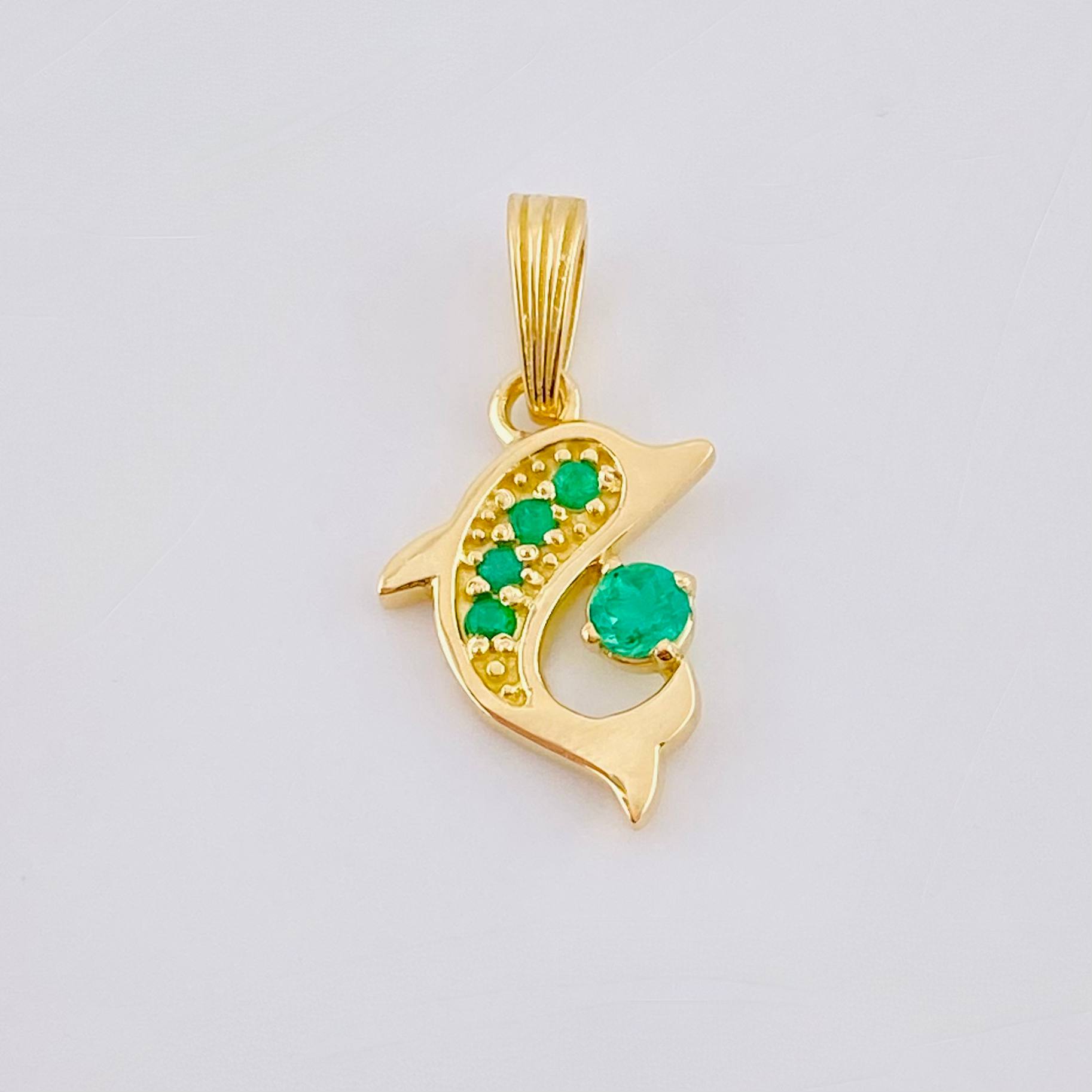 Dije Delfin Esmeraldas 15pts 1.3gr / 3/4 in / Oro Amarillo 18K ©