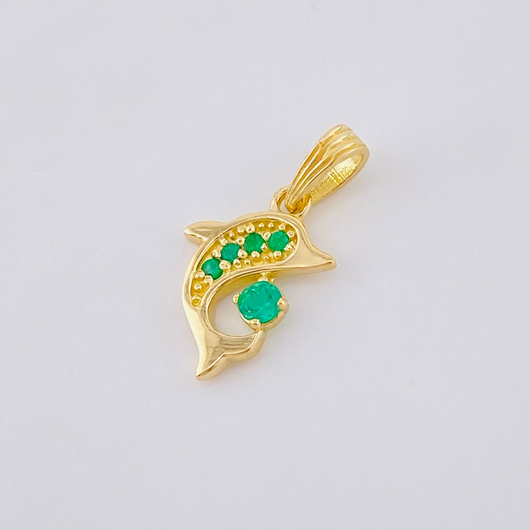 Dije Delfin Esmeraldas 15pts 1.3gr / 3/4 in / Oro Amarillo 18K ©
