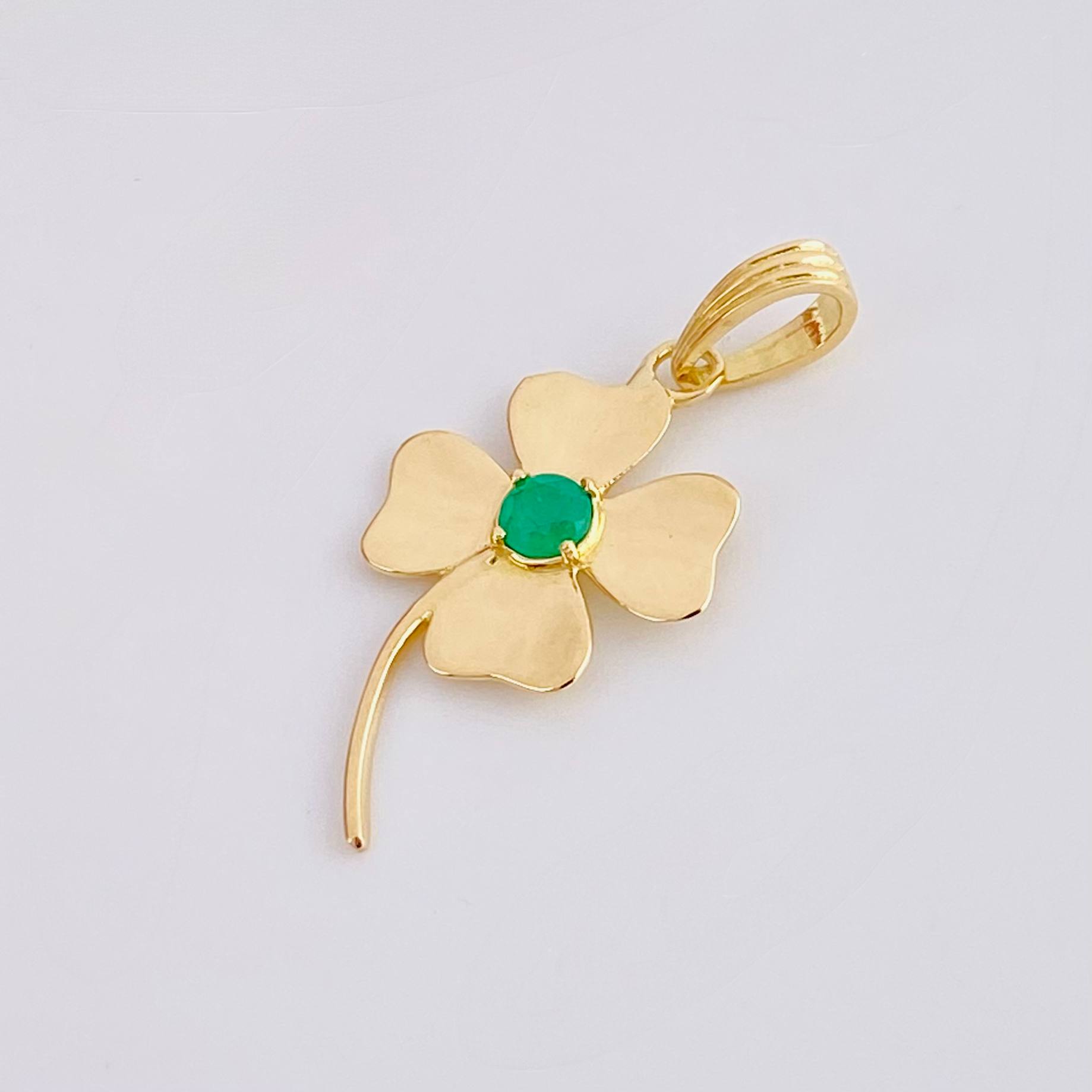 Lucky Flower Pendant Emeralds 12pts 1.3gr / 1 in / 18K Yellow Gold ©