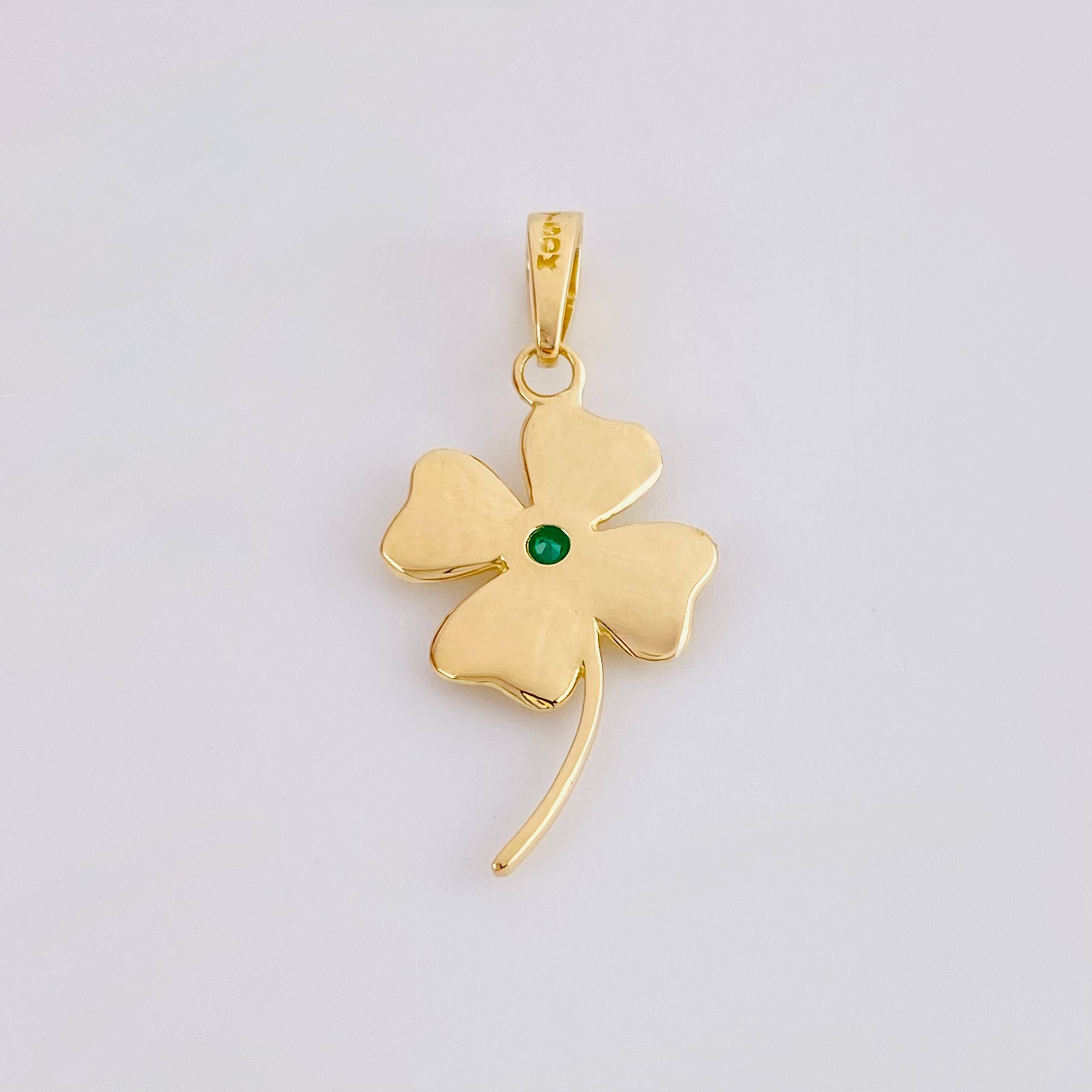 Lucky Flower Pendant Emeralds 12pts 1.3gr / 1 in / 18K Yellow Gold ©