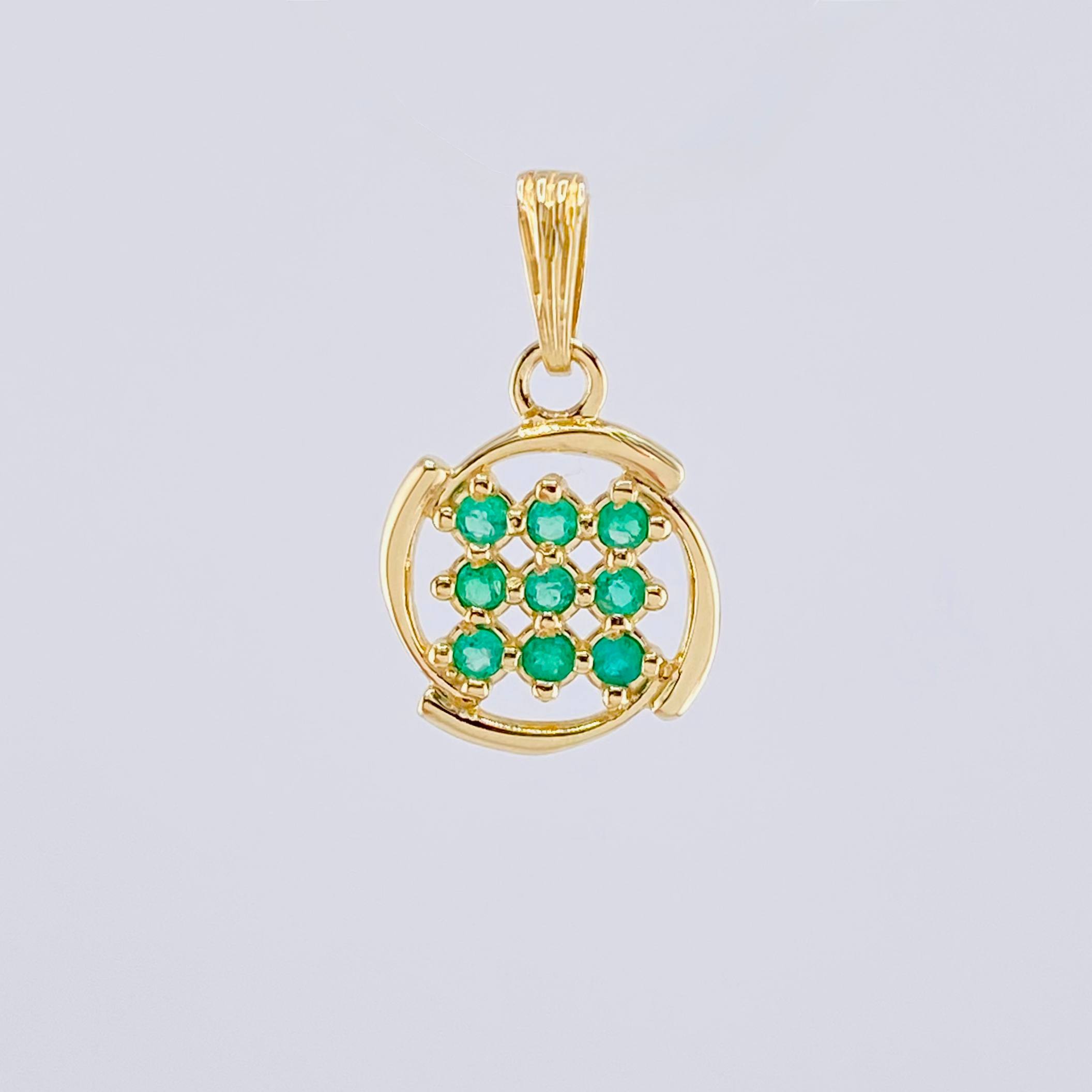 Dije Espiral Triki Esmeraldas 18pts 1.45gr / 3/4 in / Oro Amarillo 18K ©