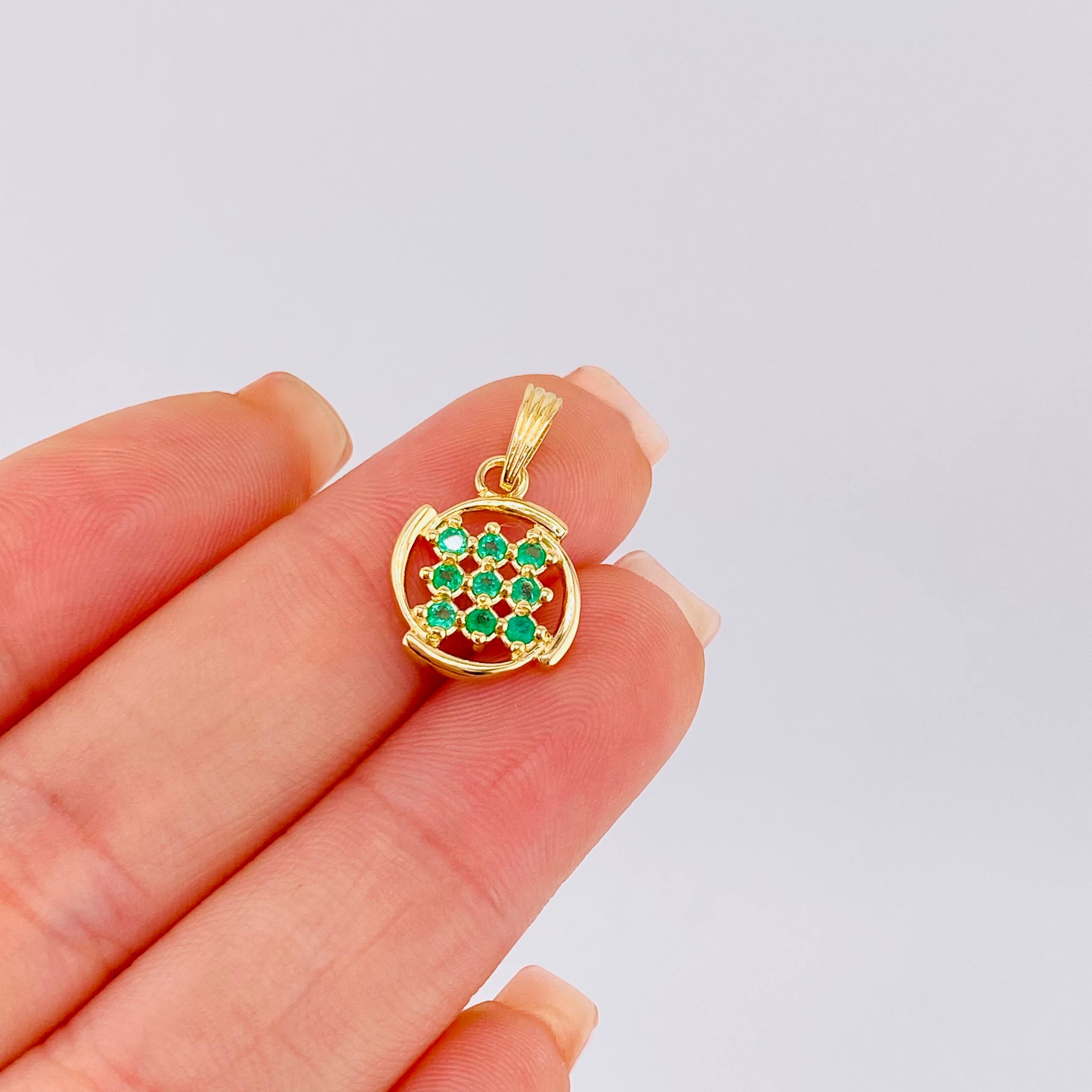 Dije Espiral Triki Esmeraldas 18pts 1.45gr / 3/4 in / Oro Amarillo 18K ©