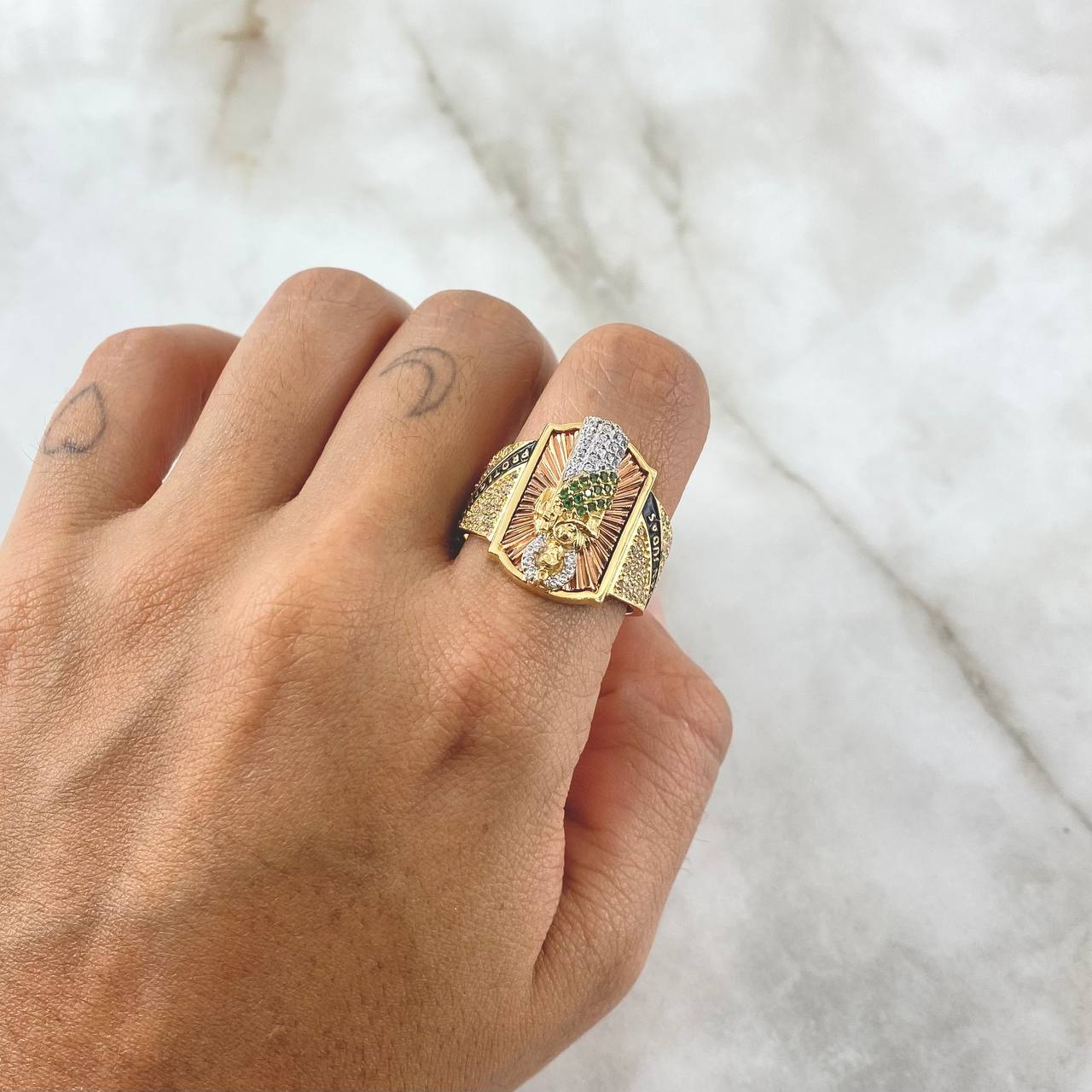 San Judas Ring Rectangle Seal 11gr / T10 / Textured White and Green Zircons Two 18K Yellow and Rose Golds