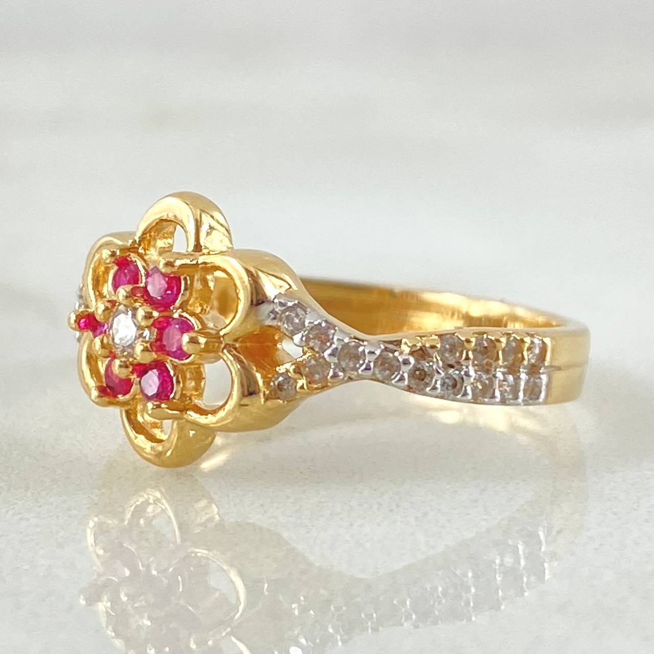 Anillo Flor Entrelazada 3.05gr / T6 1/2 / Dos Oros Amarillo Blanco 18K