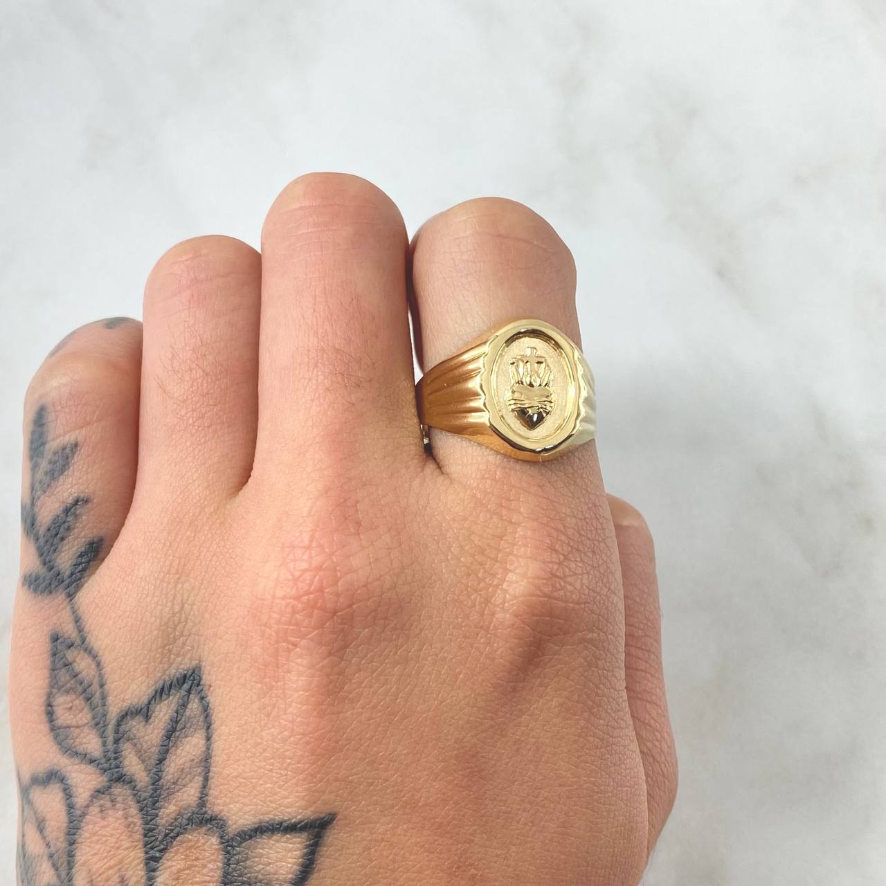 Bloodied Heart Signet Ring 2.45gr / Size 9 1/2 / 18K Yellow Gold
