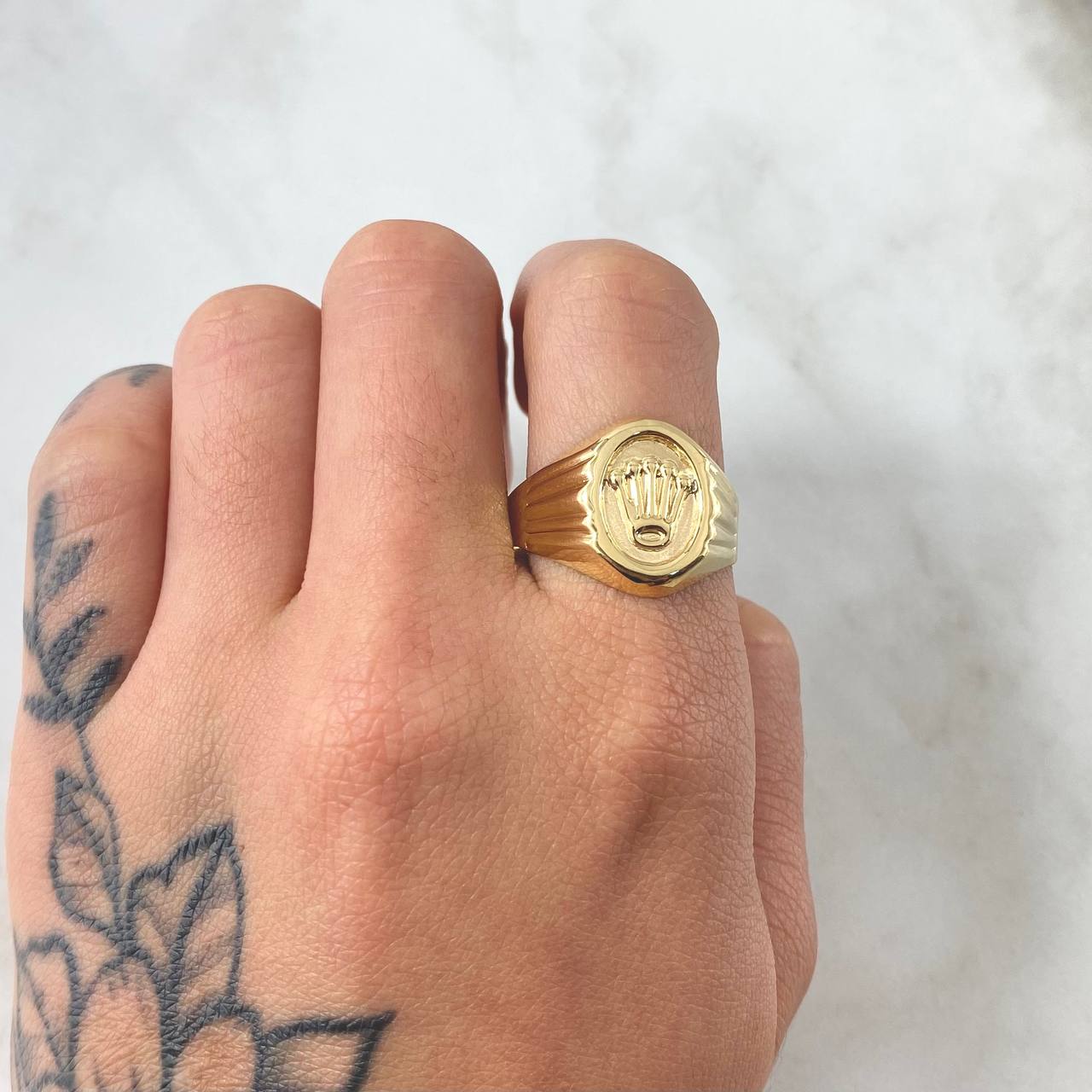 Signet Ring Crown 2.6gr / Size 10 / 18K Yellow Gold ©